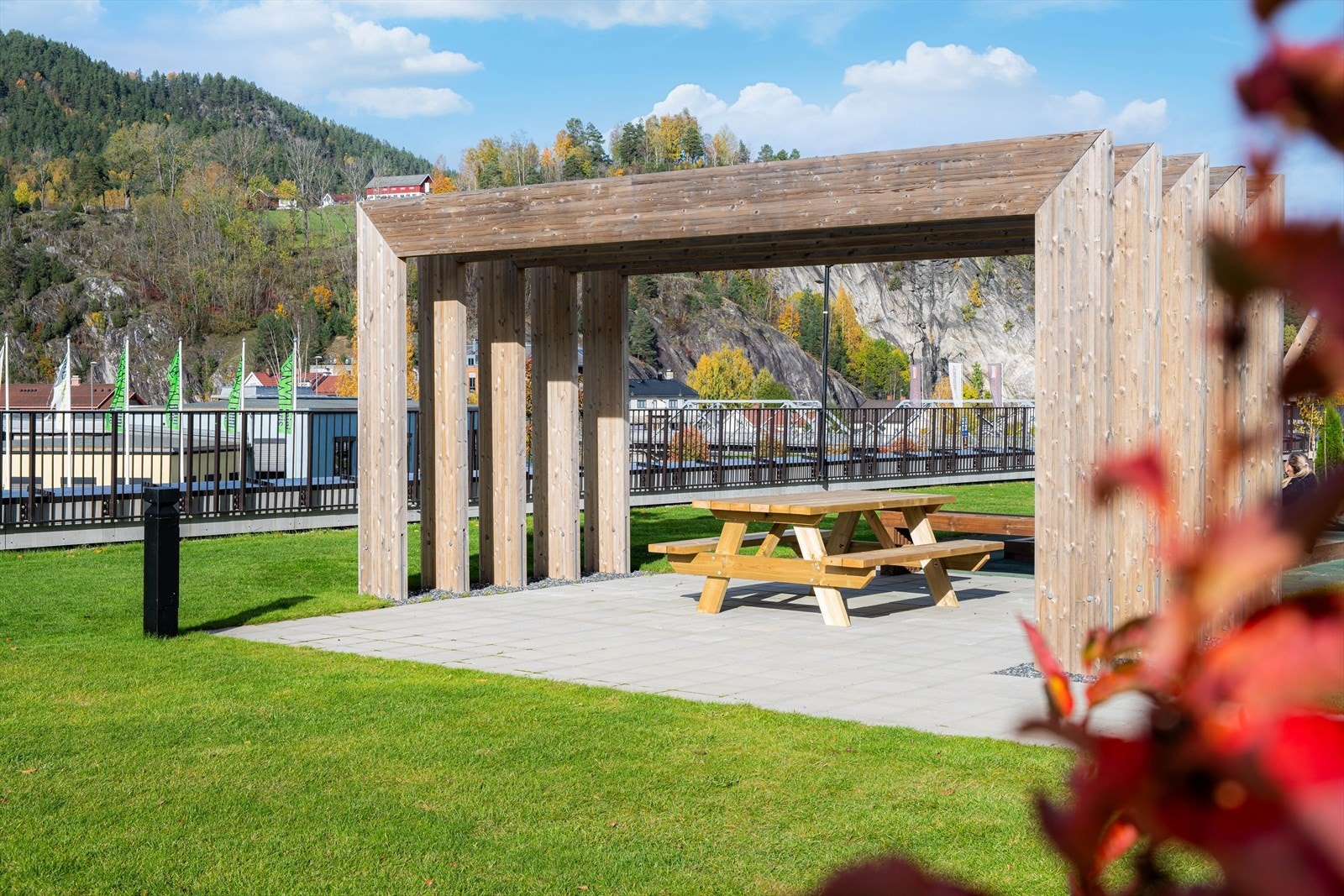 Fra leiligheten er det gangavstand til turområder, idrettsanlegg, svømmehall, cafeer, butikker, Bok- og blueshuset, kollektivtransport og alt annet som Notodden sentrum har å by på. Galleribilde