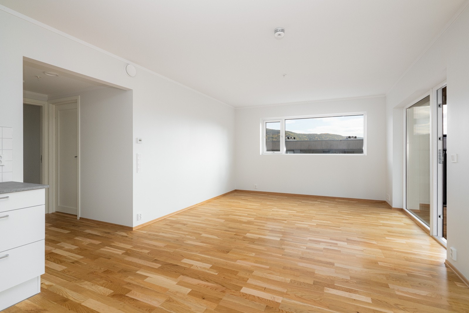 Det er balansert ventilasjon med varmegjenvinning, sentralanlegg for varmt vann og vannbåren varme i gulv i vindfang, gang og stue/kjøkken. Galleribilde