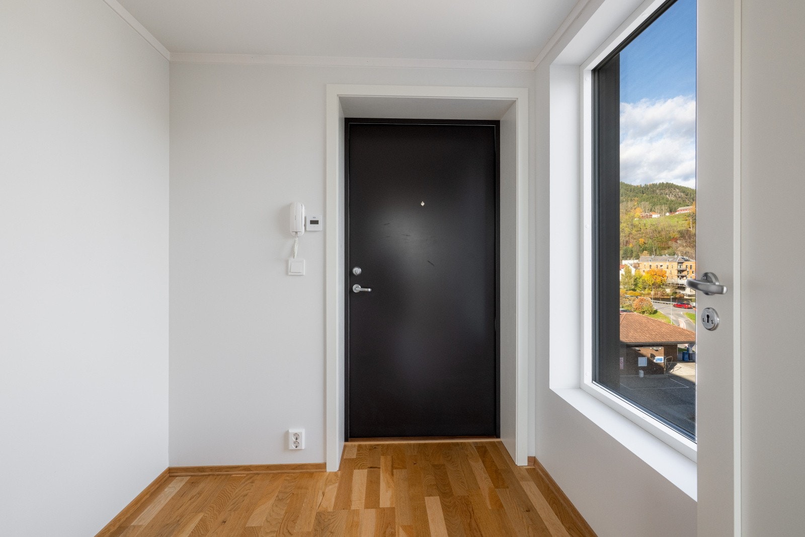 Leiligheten har en lys og romslig entré som ønsker velkommen inn! Her er det god plass til å sette fra seg sko og henge fra seg yttertøy. I entre er det dørtelefon med døråpner for enkelt å slippe inn besøkende. Galleribilde