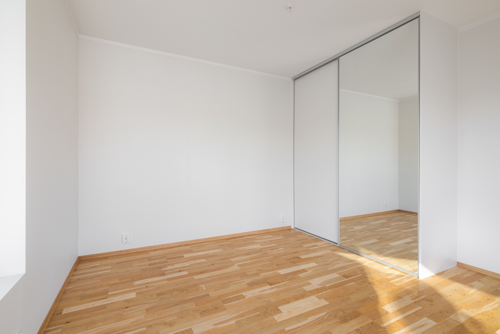 Hovedsoverommet har god plass til dobbeltseng, og garderobeskap med skyvedører for klesbeholdningen. Galleribilde