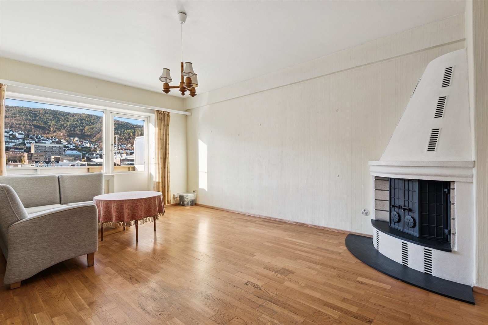 Lys og god stue. Flott utsikt ut over Puddefjorden, Damsgårdssundet og over på Damsgårdsfjellet. Galleribilde