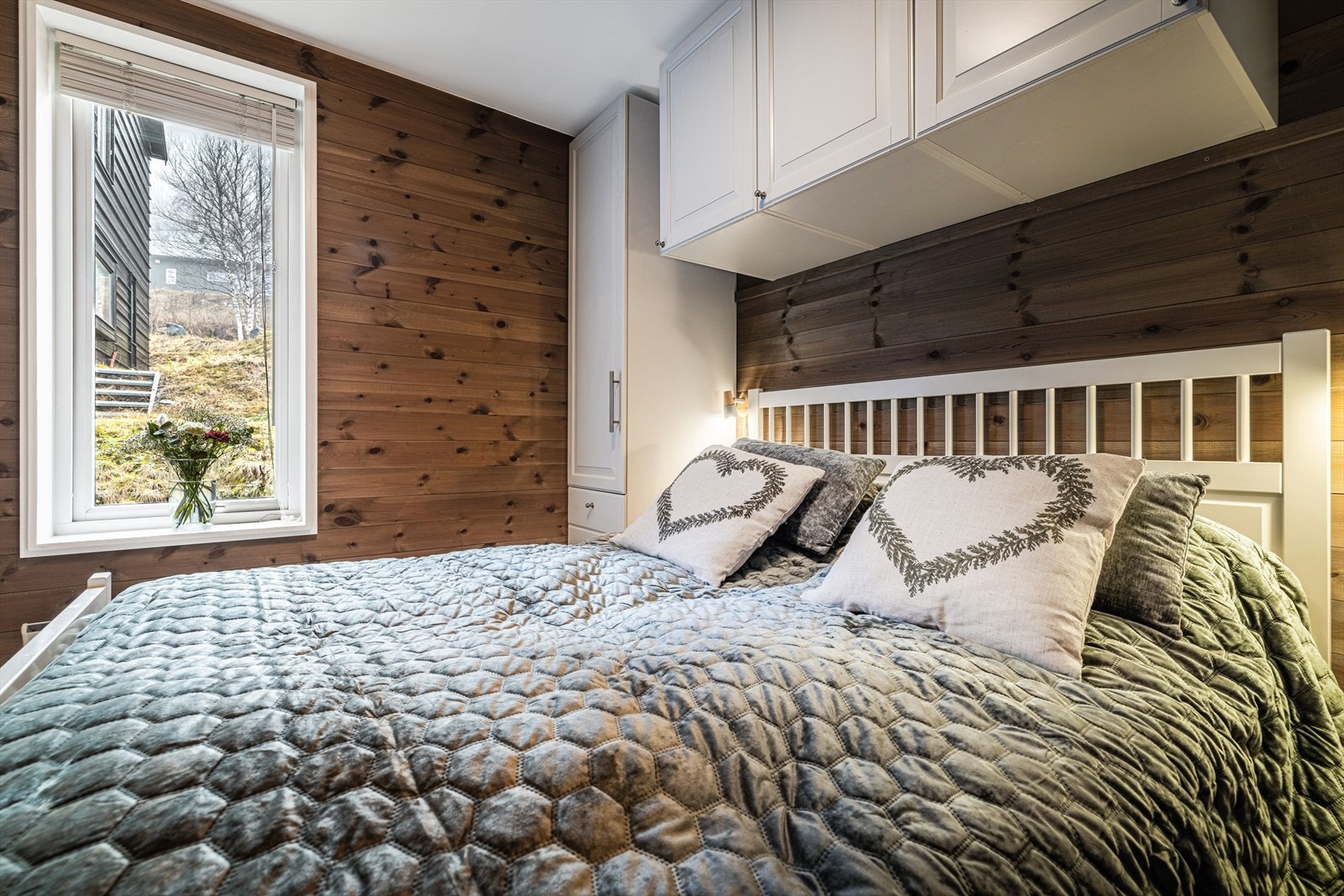 Koselig soverom med naturlig lysinnslipp. Perfekt for avslapning i rolige omgivelser. Galleribilde