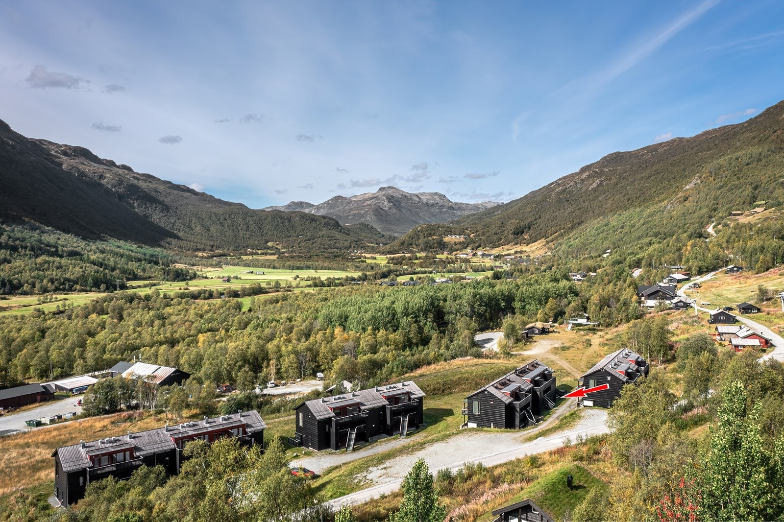 Leiligheten er beliggende på solsiden i naturskjønne Grøndalen - Solheisen! Galleribilde