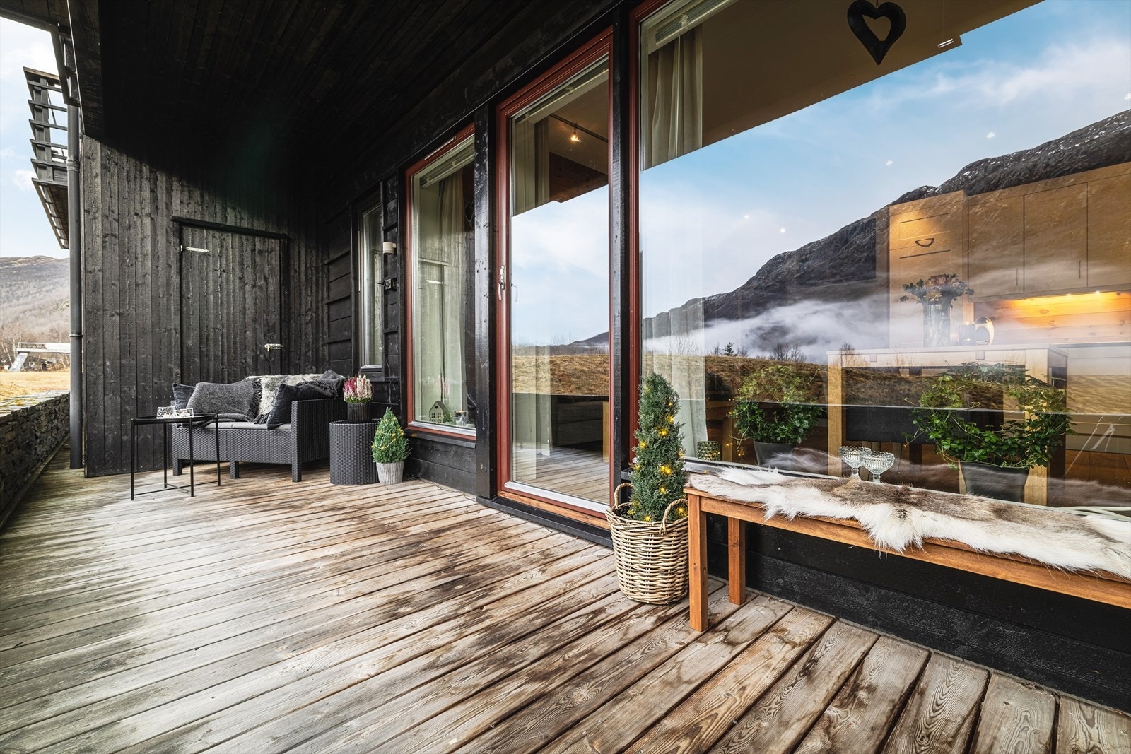 Terrassen har flott utsikt mot fjellandskapet. Galleribilde