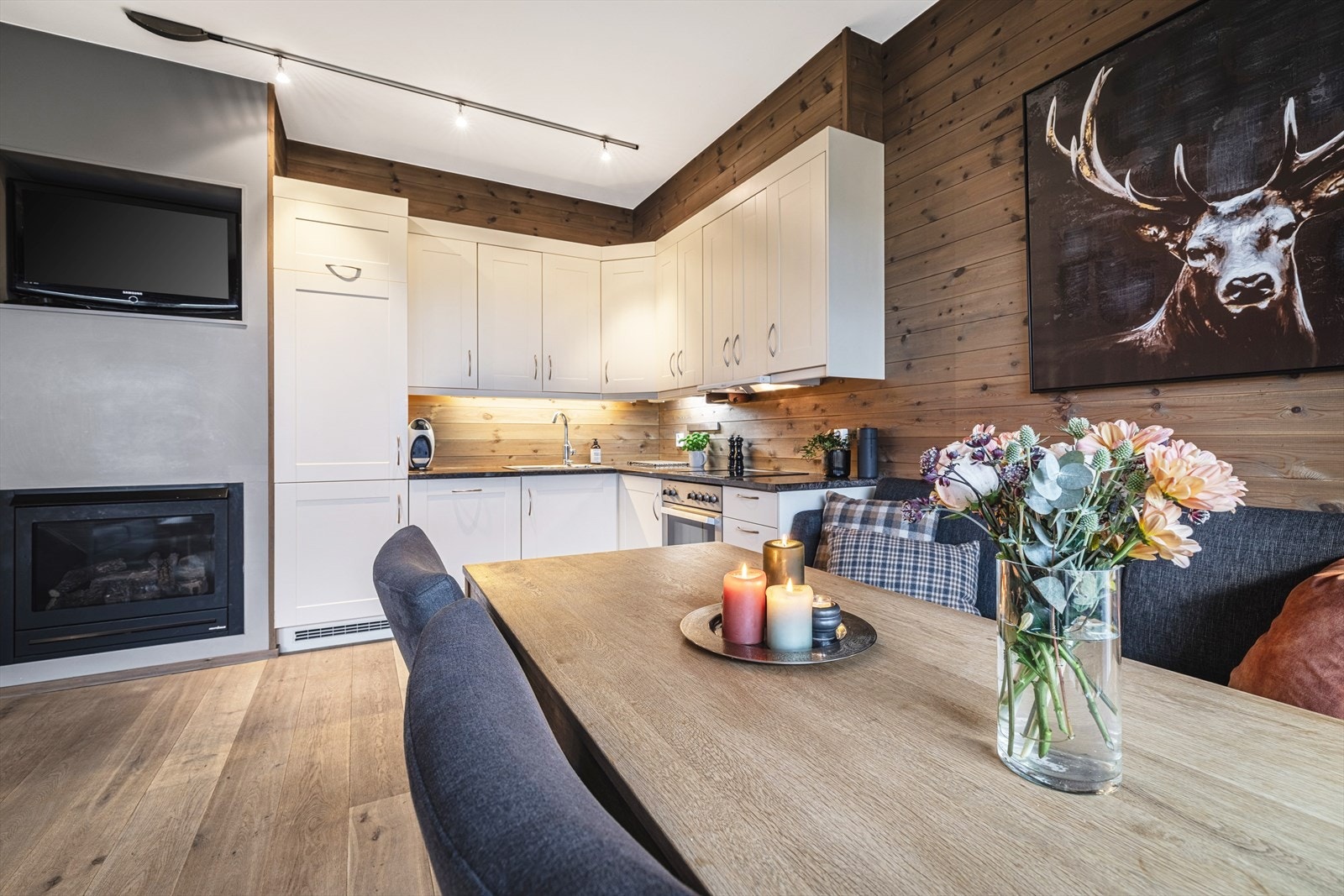 Innbydende åpen kjøkkenløsning med spiseplass - Perfekt for hyggelige stunder. Stilfull innredning i lyse toner gir en varm atmosfære. Galleribilde