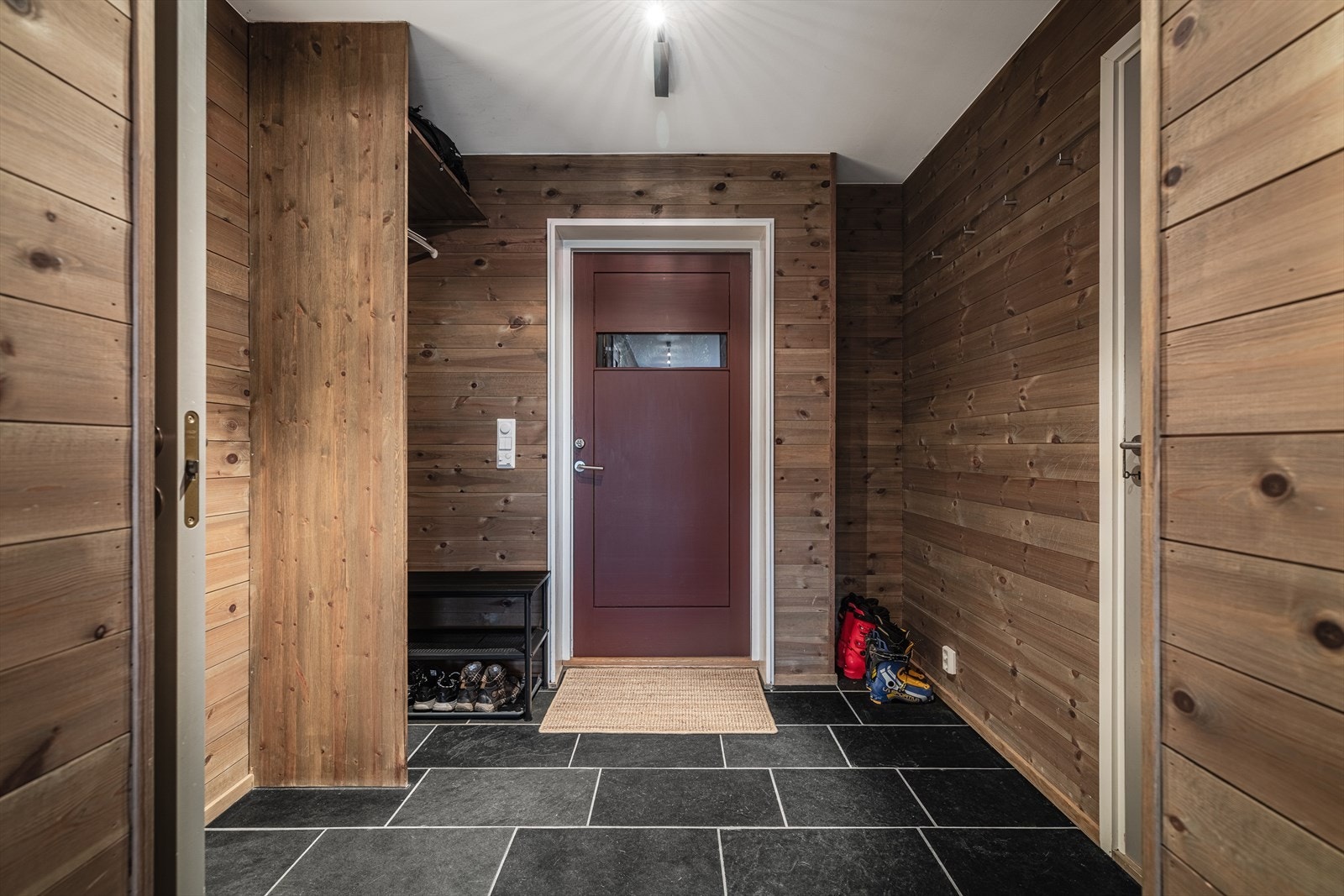 Romslig flislagt gang. Galleribilde