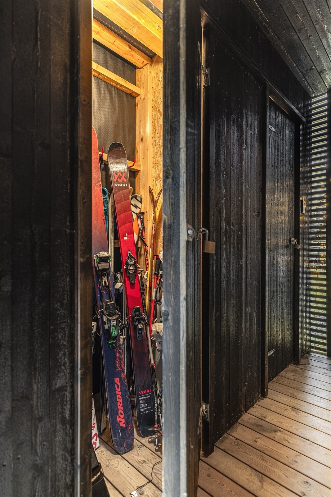 Romslig bod med plass til skiutstyr, ideell for friluftsentusiaster. Perfekt for oppbevaring etter en dag i skiløypene. Galleribilde