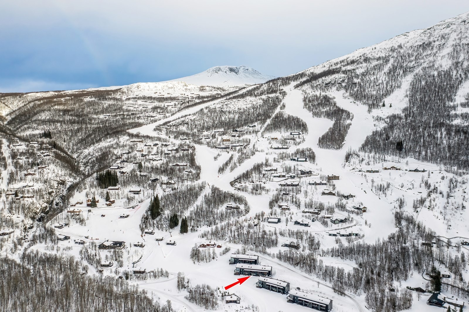 Attraktiv beliggenhet i snørike omgivelser, med nærhet til skibakker og naturskjønne helårs turområder. Galleribilde