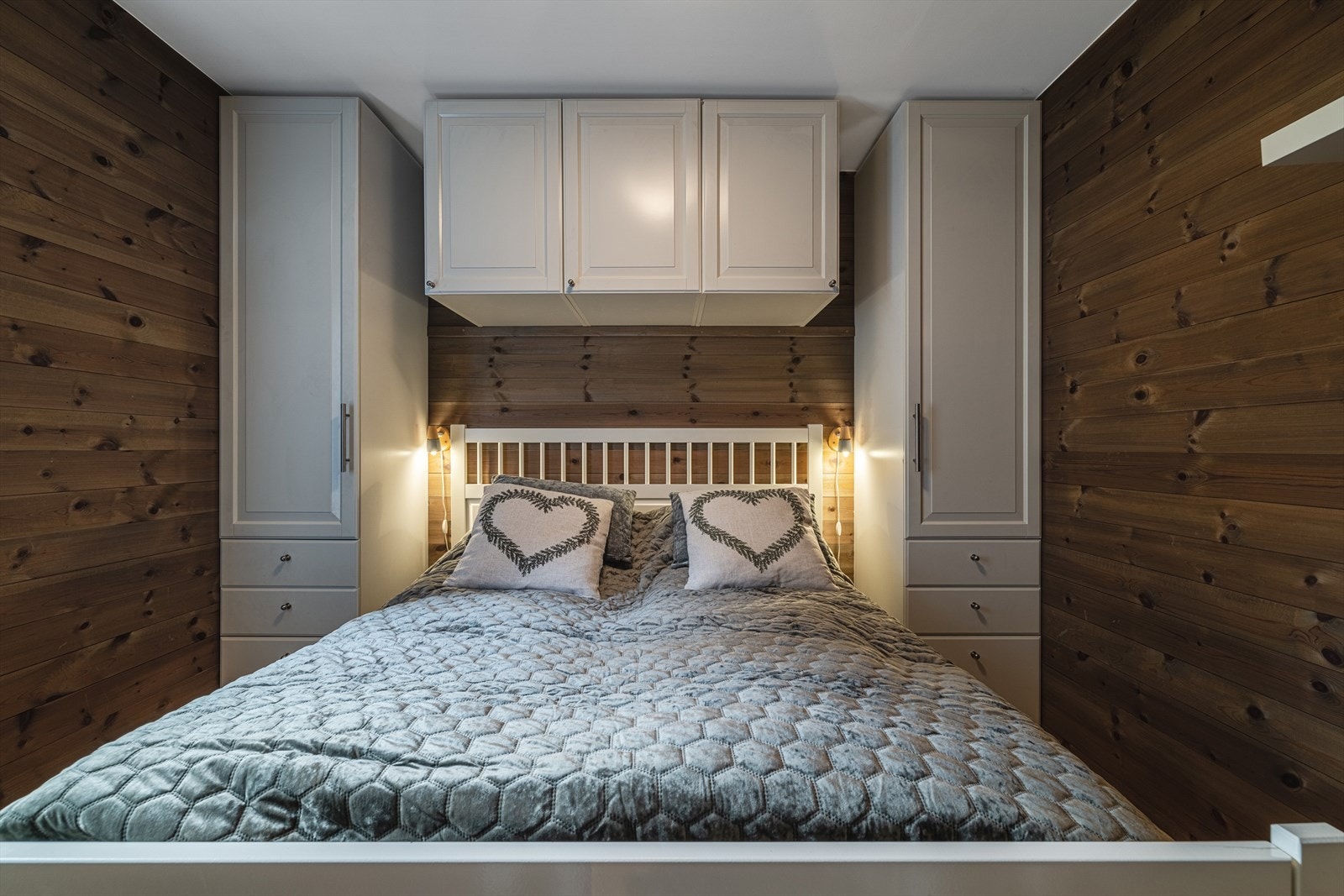 Hovedsoverom med smakfulle detaljer og smarte oppbevaringsløsninger. Perfekt for avslapning og en god natts søvn! Galleribilde