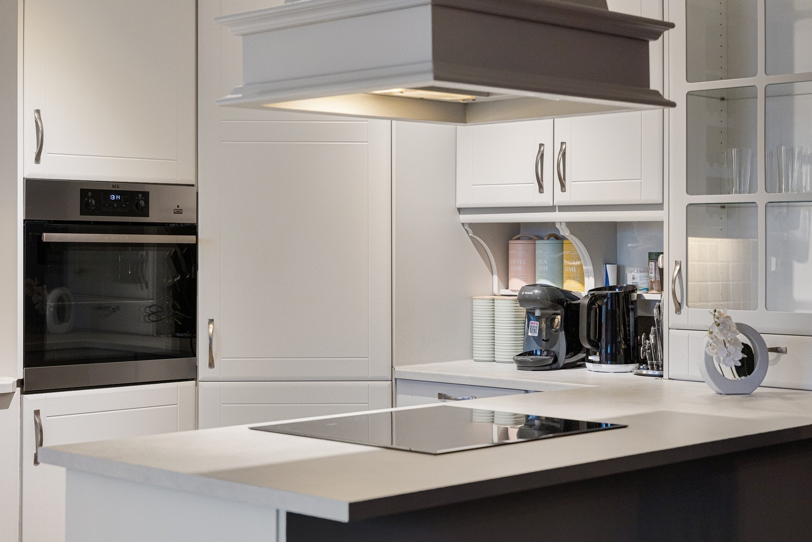 Integrert stekeovn og koketopp bidrar til en ryddig og funksjonell kjøkkenløsning. Galleribilde