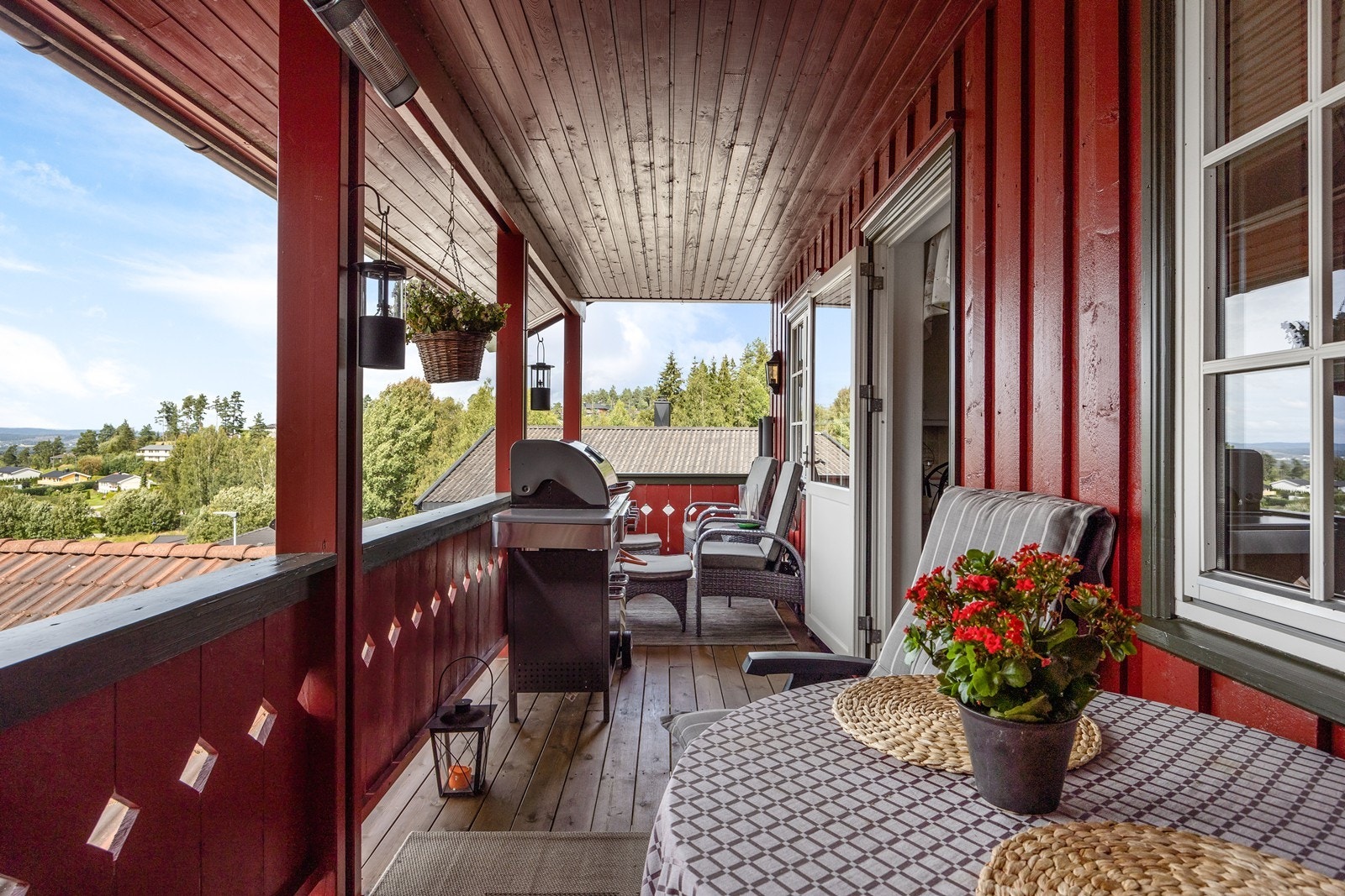 Veranda med impregnerte terrassebord og trevirke gir et solid uteområde. Galleribilde