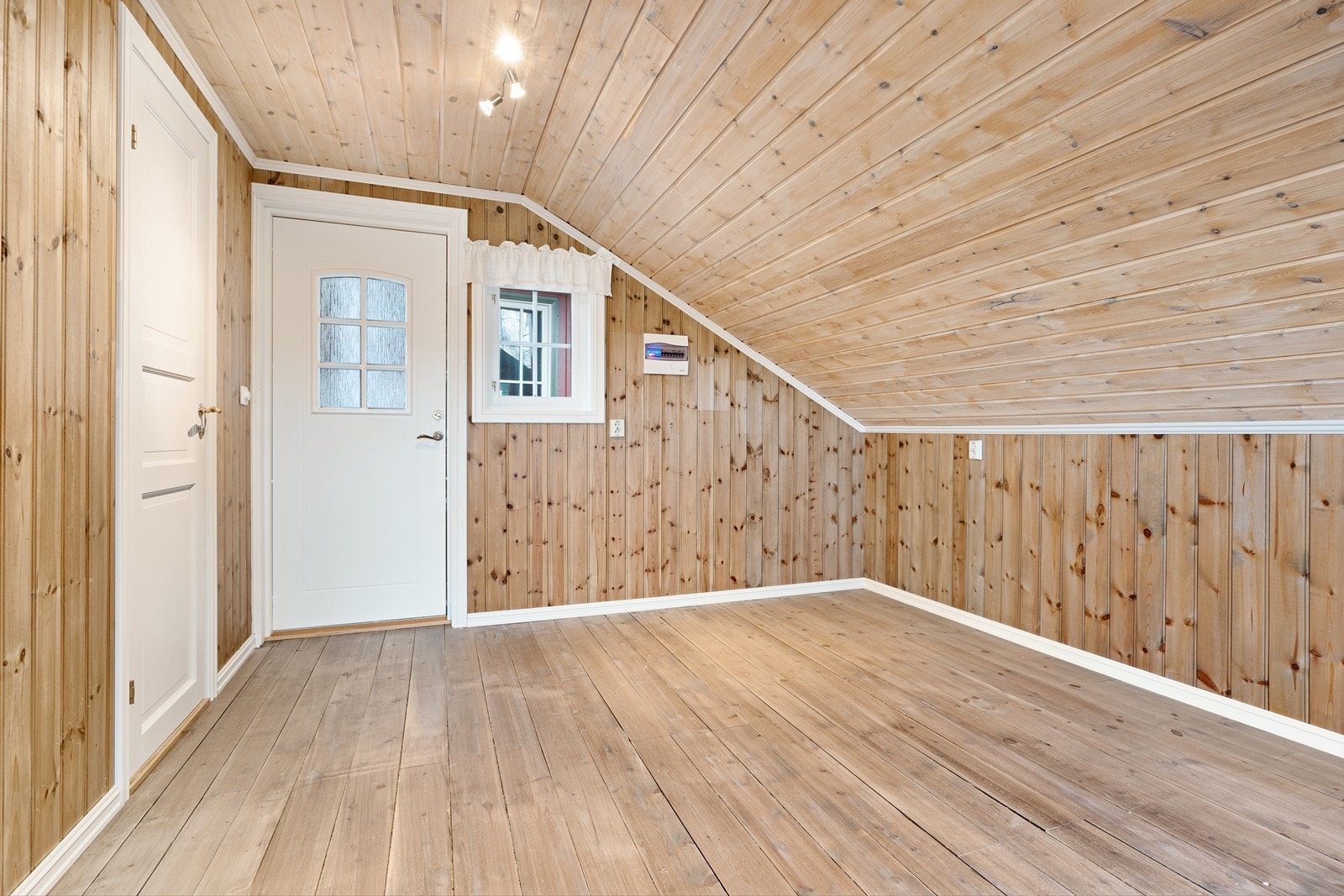 Loftsrom over garasje. Galleribilde