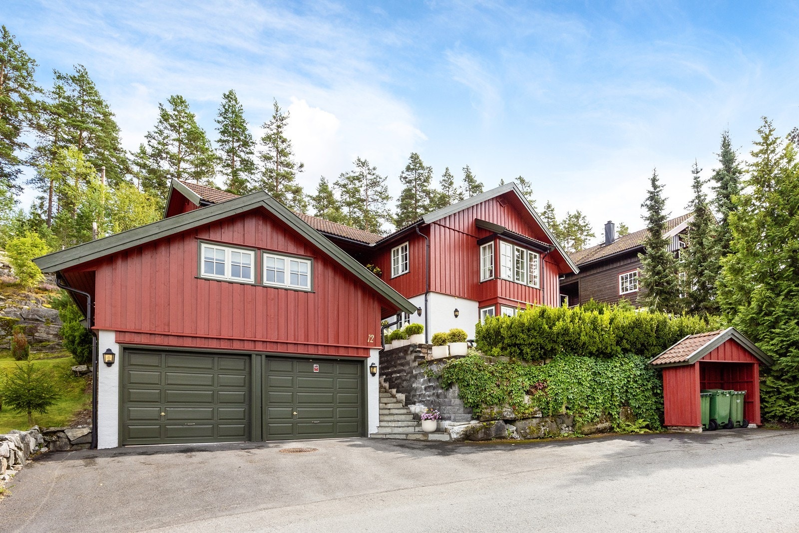 Garasjen er bygget med lettklinkerblokker, pusset overflater og etablert el-bil lader. Galleribilde