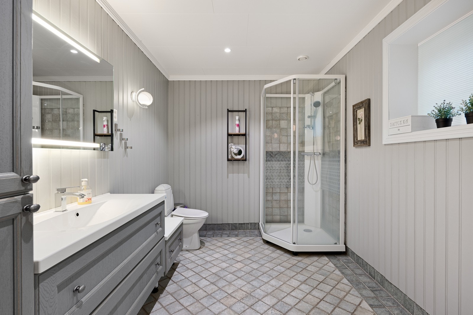 Fliser på gulv med vannboren gulvvarme sikrer komfort og funksjonalitet (kilde: tilstandsrapport). Galleribilde