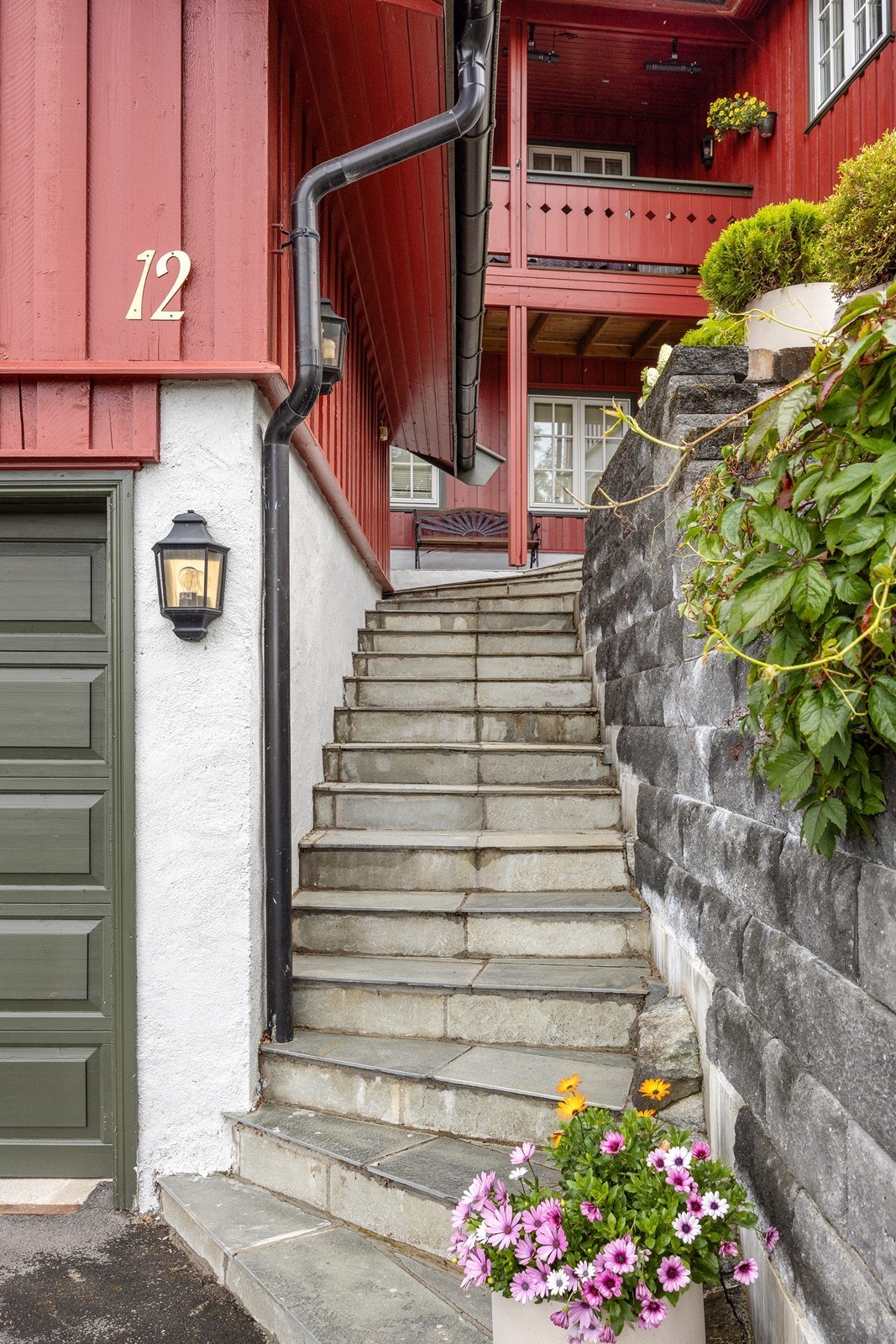 Betongtrapp med skiferheller leder til hovedinngangen. Galleribilde