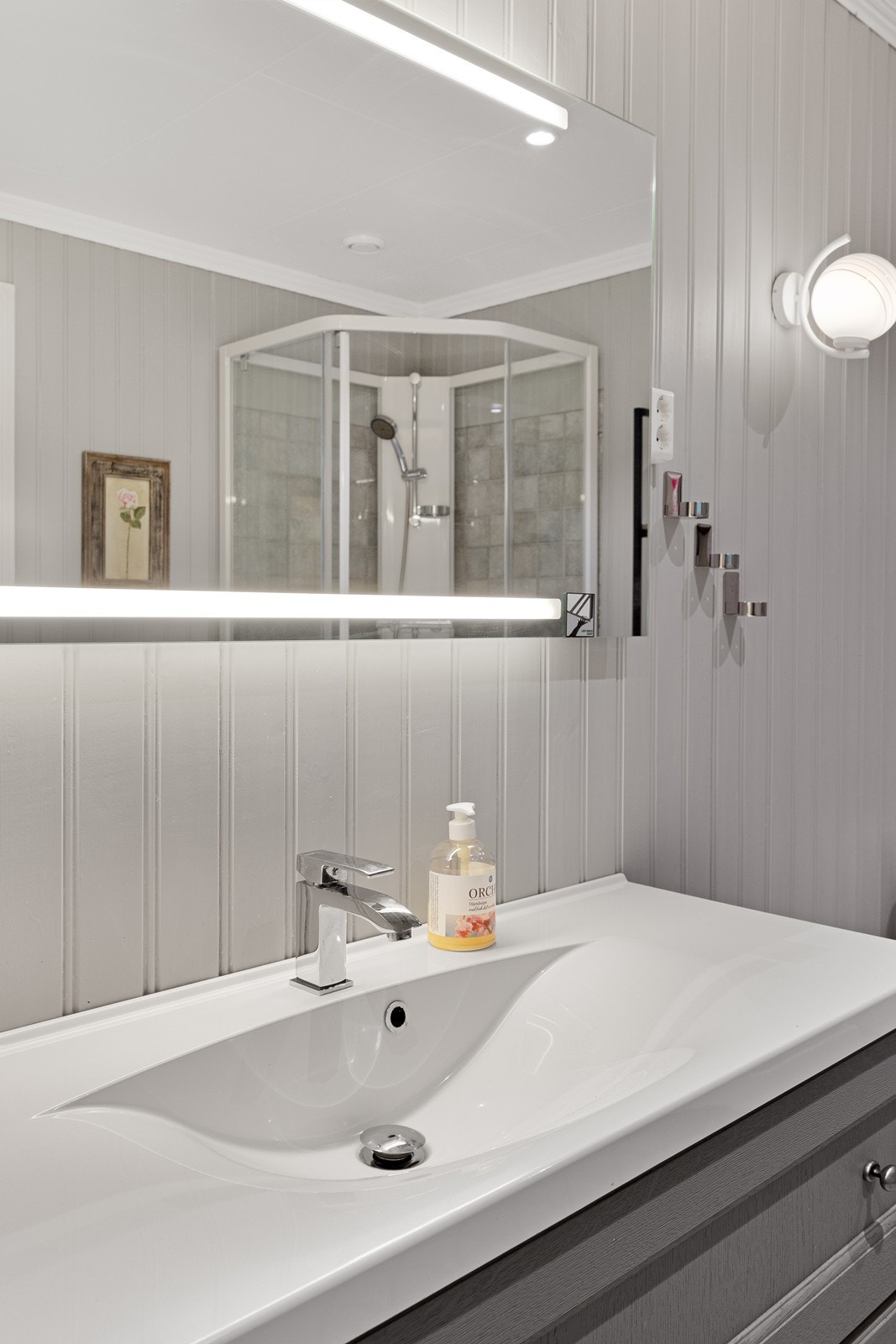 Innredning med nedfelt servant og gulvstående toalett kompletterer baderomsløsningen (kilde: tilstandsrapport). Galleribilde