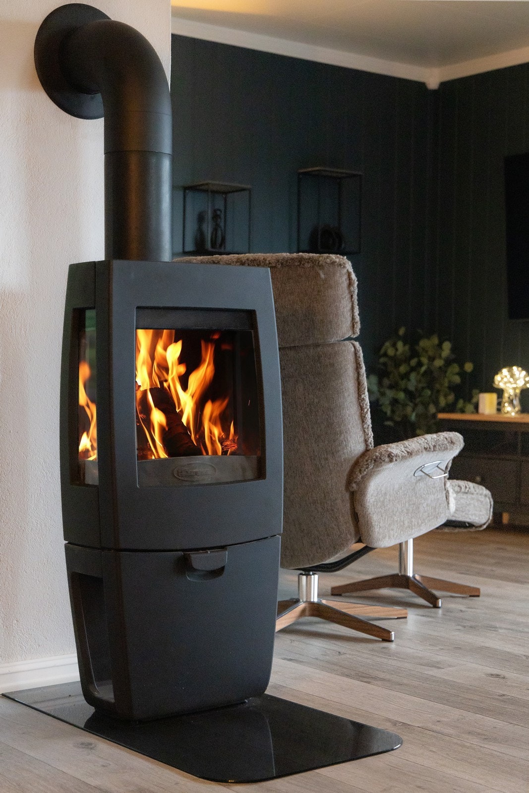 Med peis i stuen ligger alt til rette for varme og ekstra hygge når kong vinter melder sin ankomst. Galleribilde