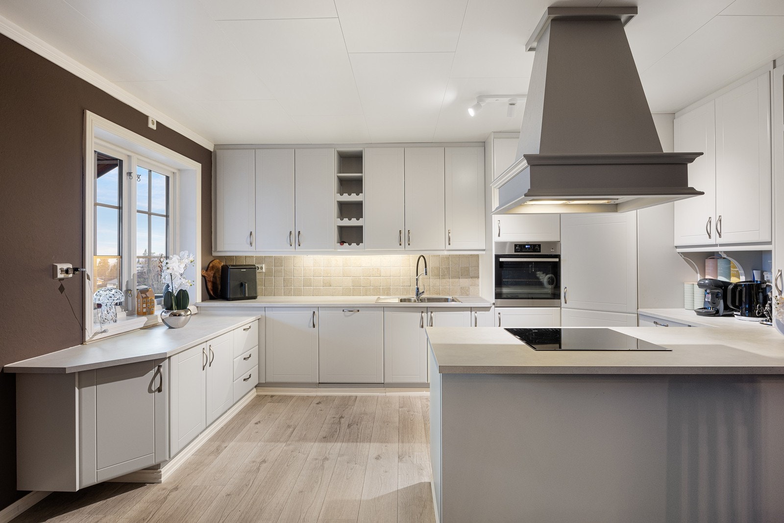 Benkeplate av laminat gir en praktisk og slitesterk arbeidsflate på kjøkkenet. Galleribilde