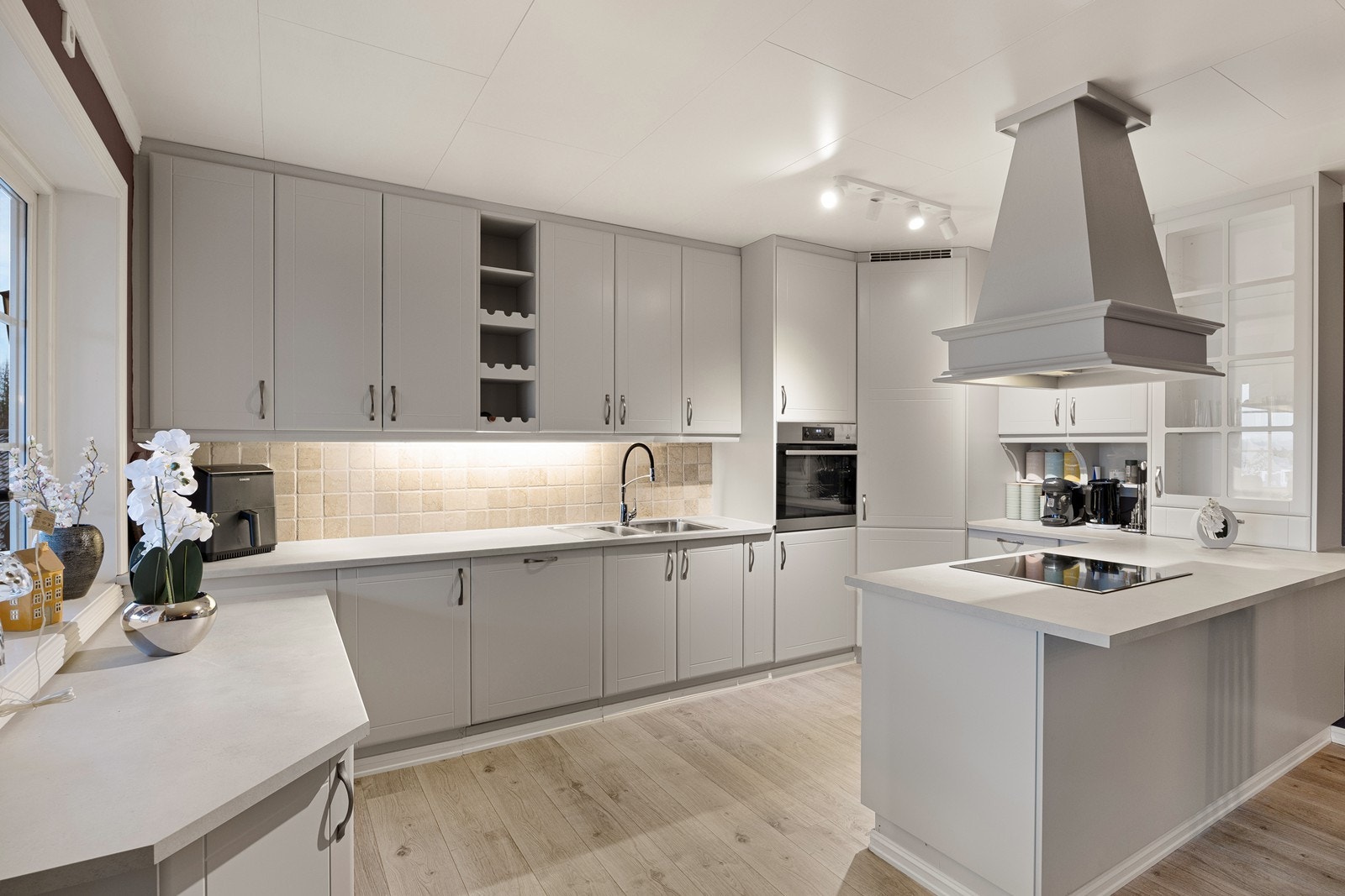 Ventilator med avtrekk ut sikrer effektiv fjerning av matos fra kjøkkenet. Galleribilde