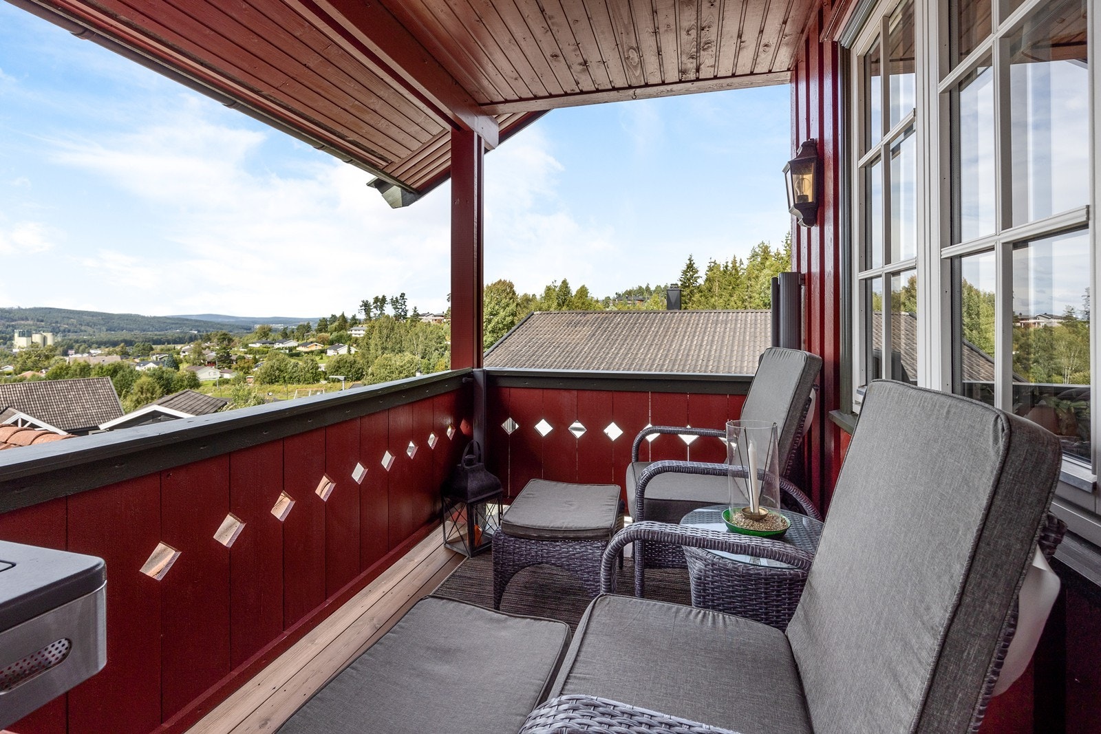 Utsikt fra verandaen gir panorama over det omkringliggende landskapet. Galleribilde