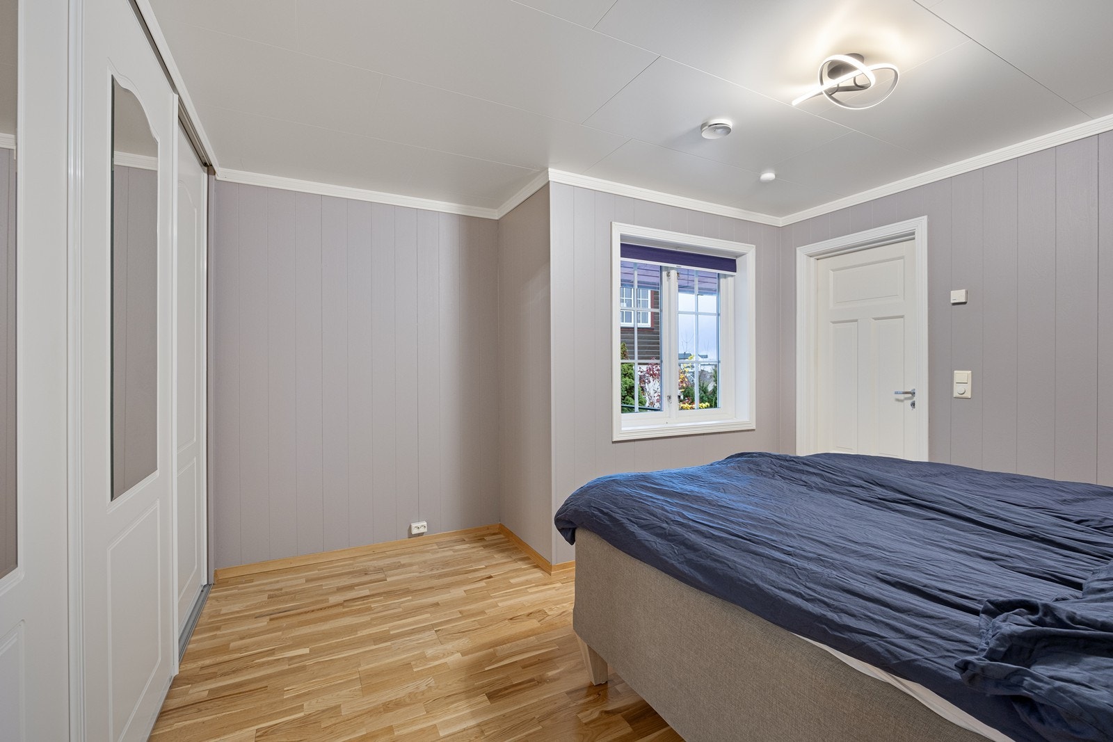 Skyvedørsgarderobe gir effektiv oppbevaring i rommet. Galleribilde