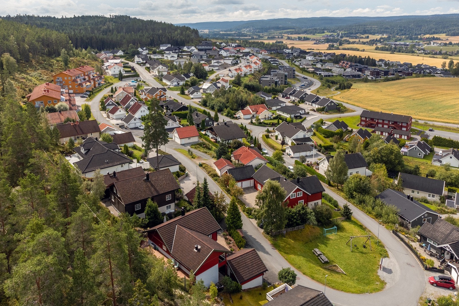 Beliggenhet i et populært byggefelt med kort avstand til skoler og butikker. Galleribilde