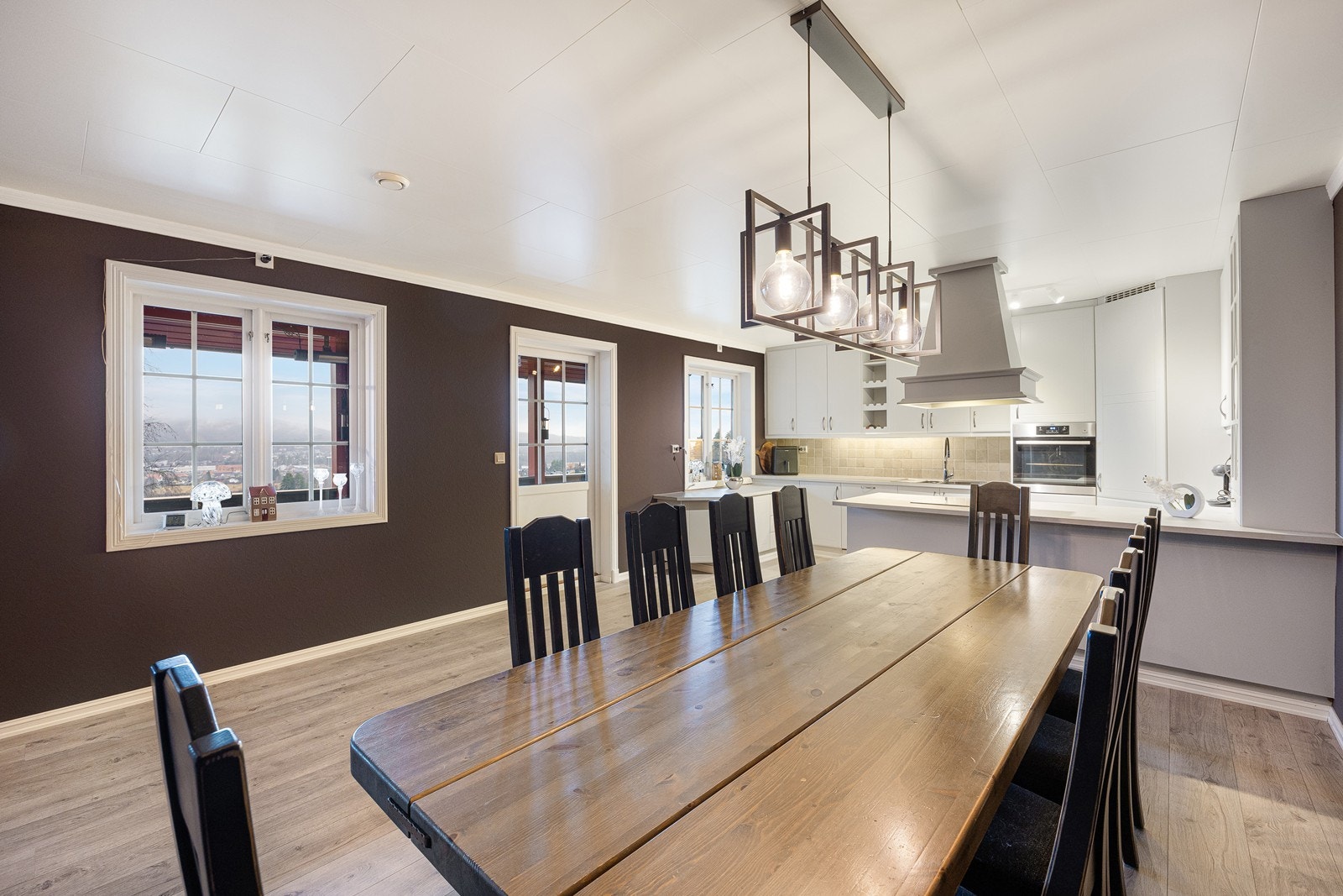 Den åpne løsningen mellom spisestue og kjøkken skaper en fin og sosial sone. Perfekt for selskapeligheter. Galleribilde