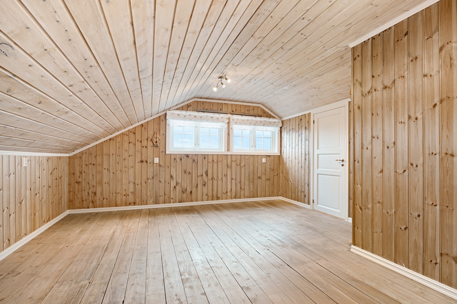 Over garasjen er det praktisk rom som for eksempel kan benyttes til oppbevaring. Galleribilde