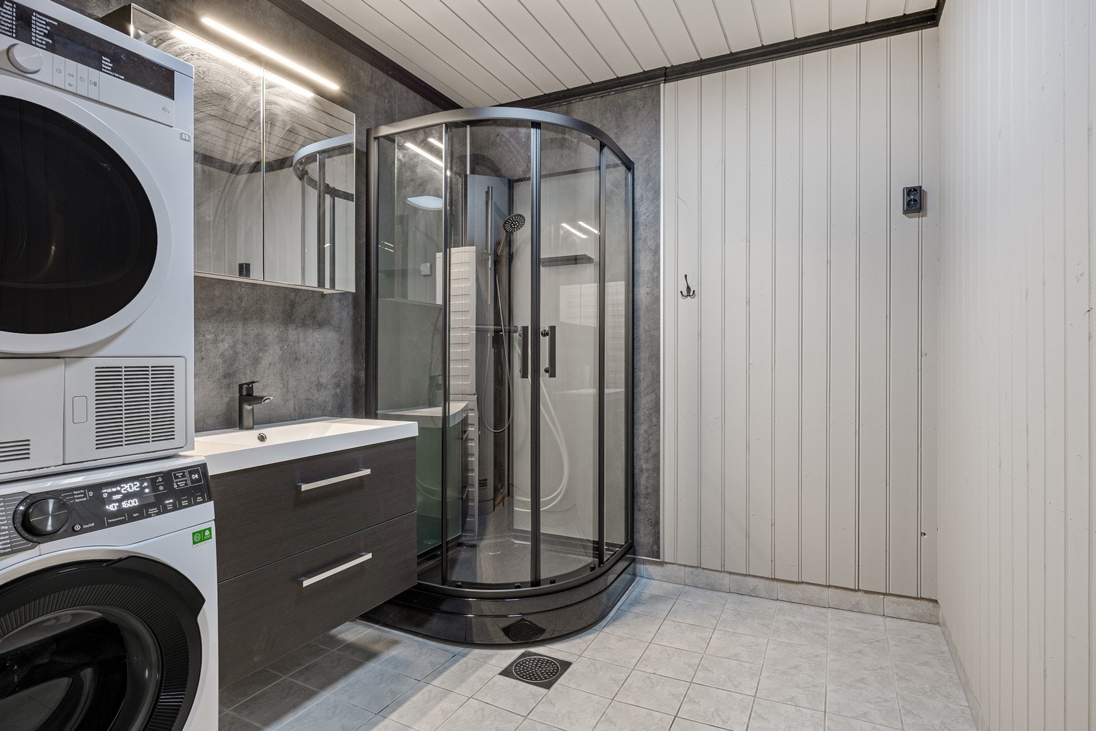 Baderomsplater fra 2025 på vegger gir et moderne preg og holdbarhet (kilde: tilstandsrapport). Galleribilde