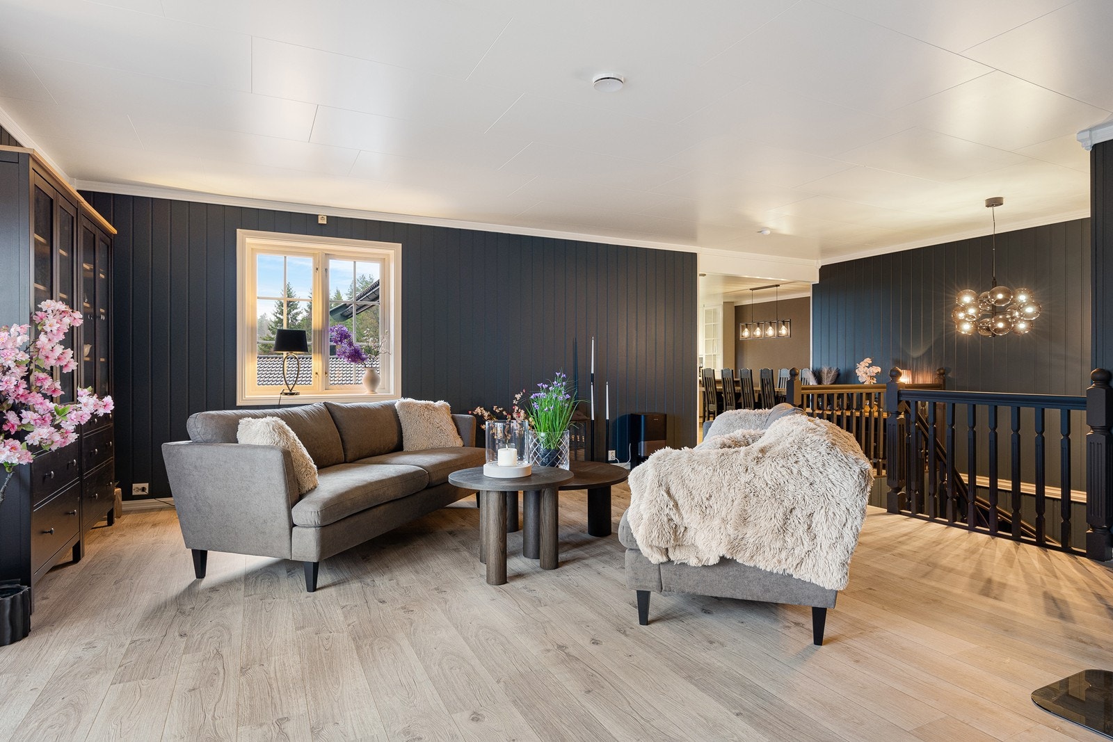 Stuen har plass til både sofagruppe og spisebord. Galleribilde