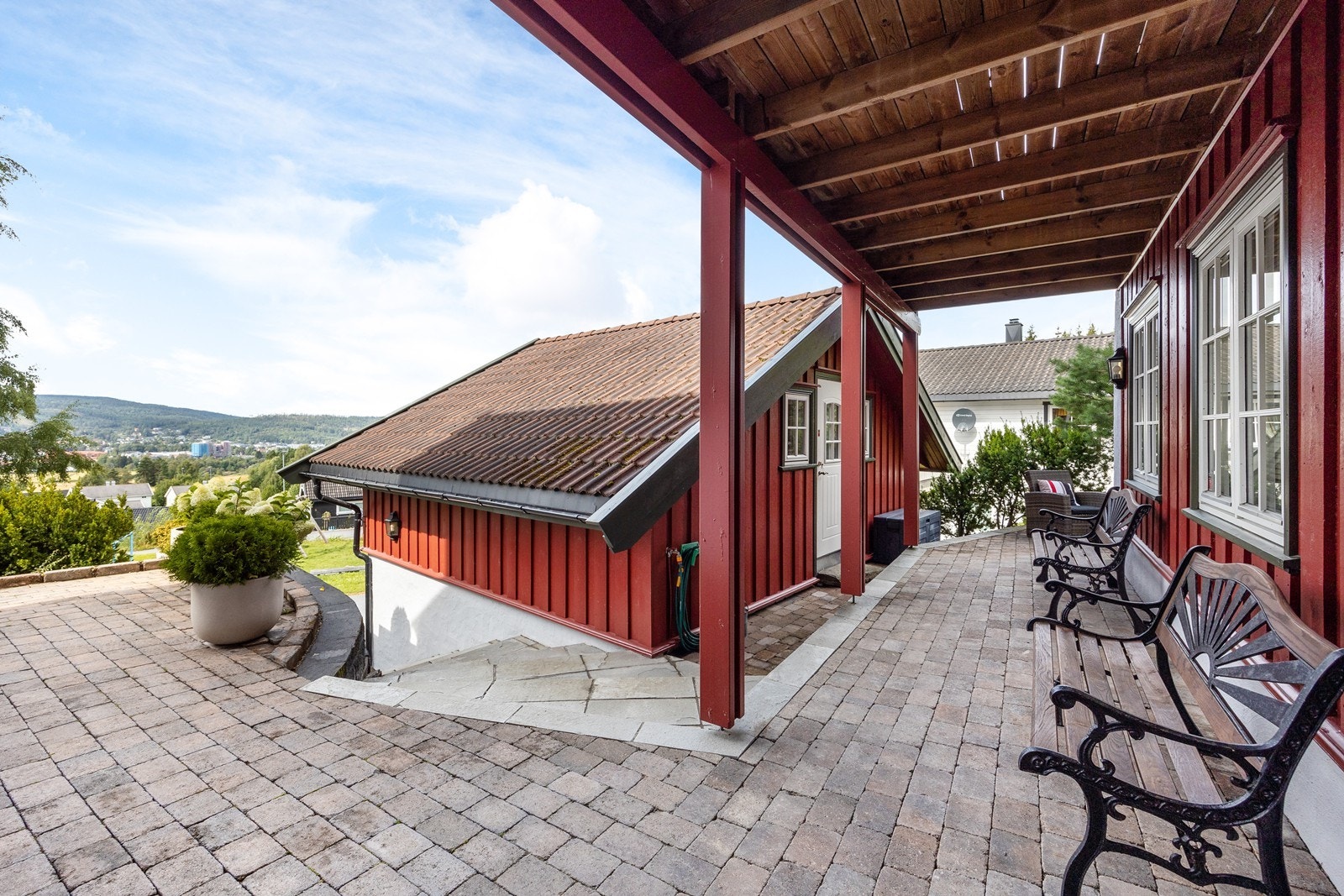 Overbygget terrasse med impregnerte terrassebord gir beskyttelse mot vær og vind. Galleribilde