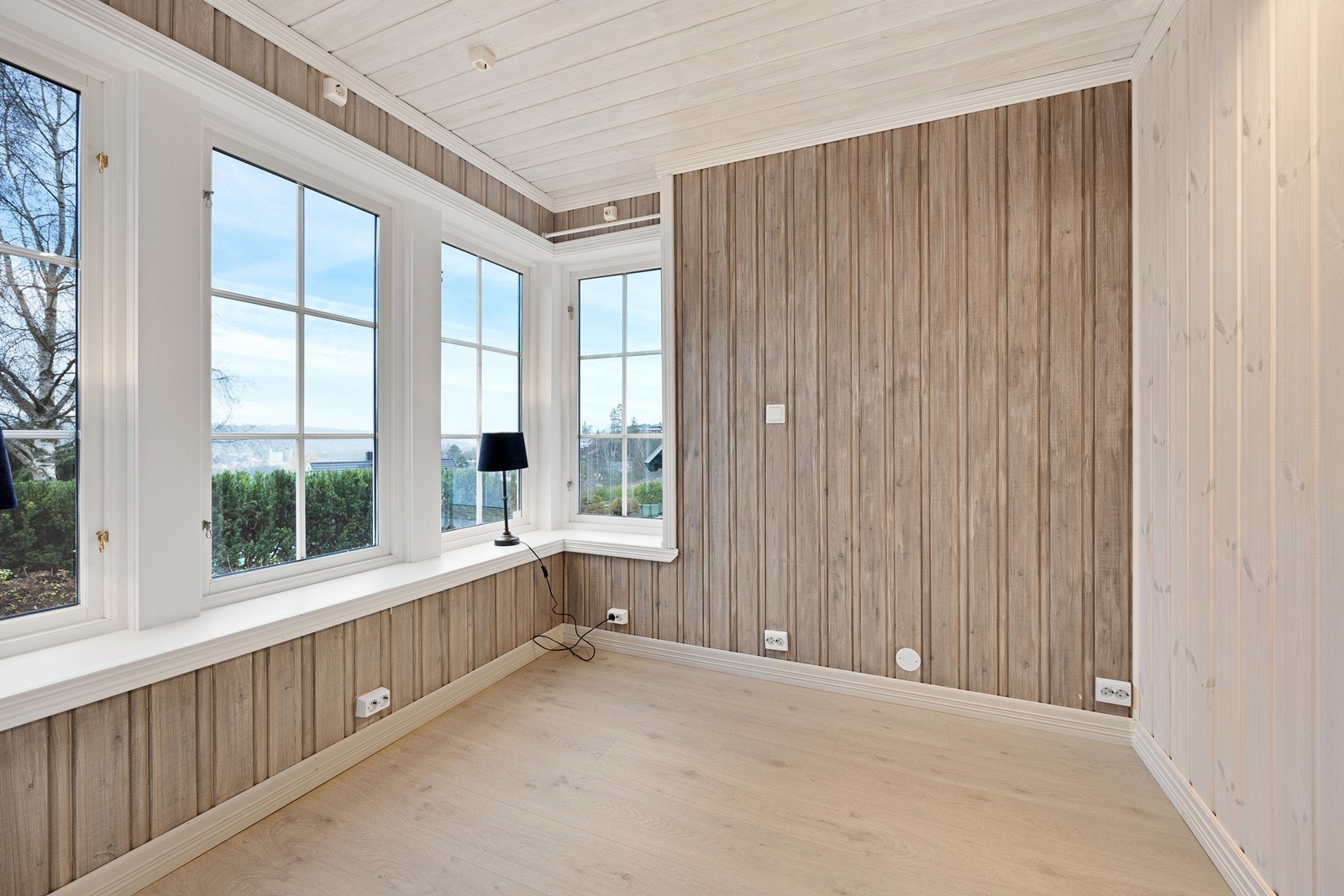 Panelvegger gir et tradisjonelt preg til rommet. Galleribilde