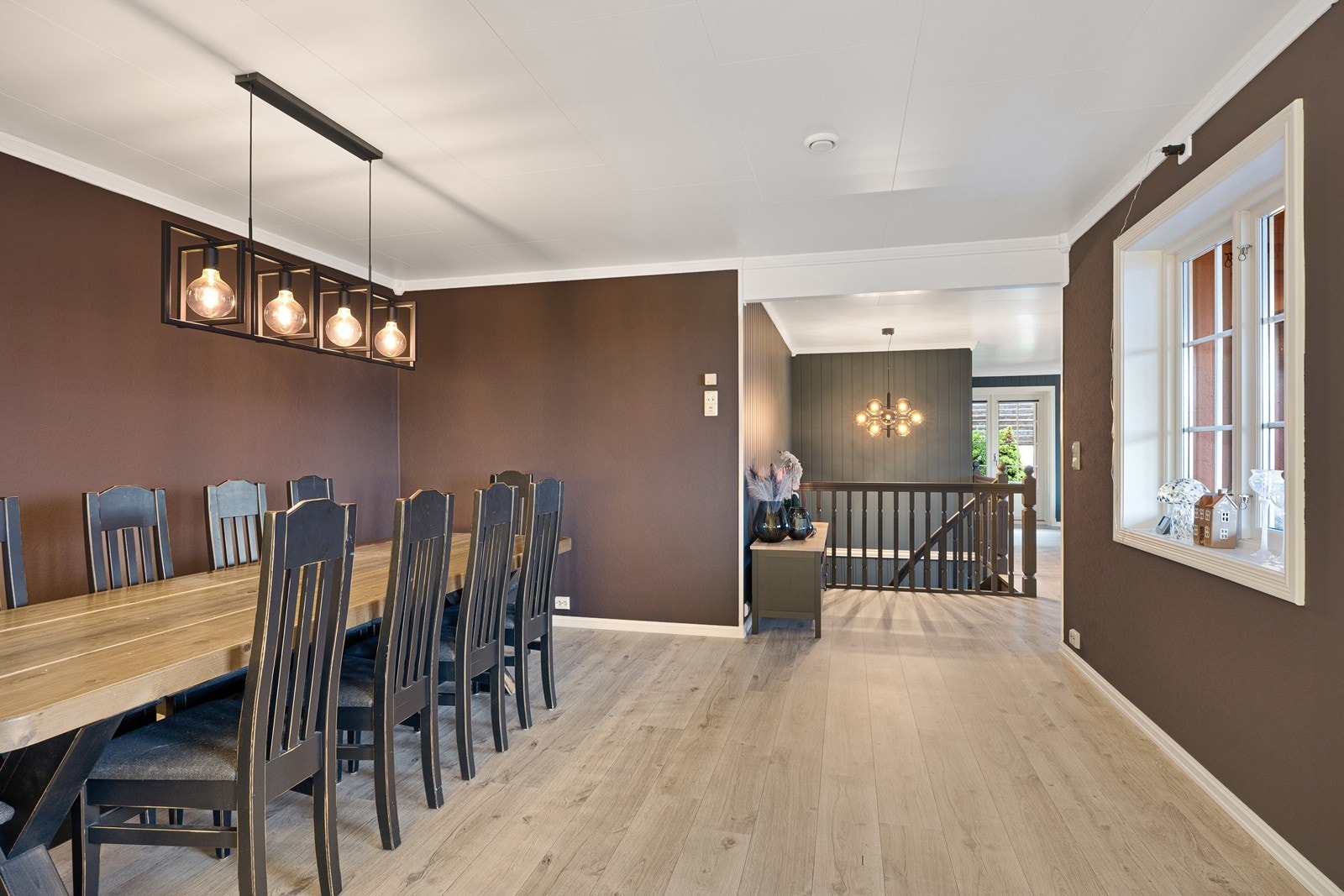 Dekk opp til langbord med plass til hele familien samlet rundt bordet. Galleribilde