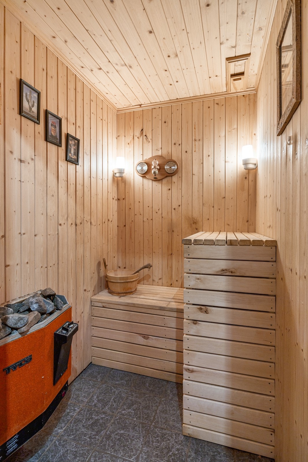 Badstue med elektrisk badstueovn og trepanel gir en tradisjonell spaopplevelse. Galleribilde