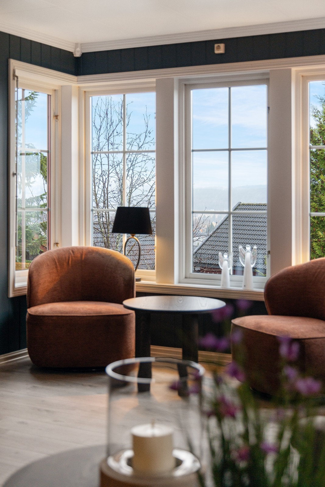 Utsyn mot grøntområde og trapp som fører til andre etasje. Galleribilde