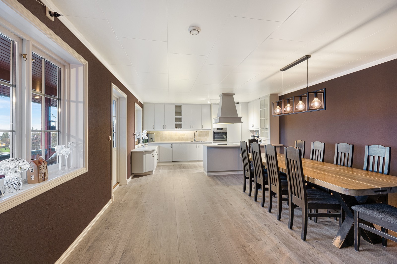 Kjøkkenet har profilerte fronter og integrerte hvitevarer som gir et stilrent preg. Galleribilde