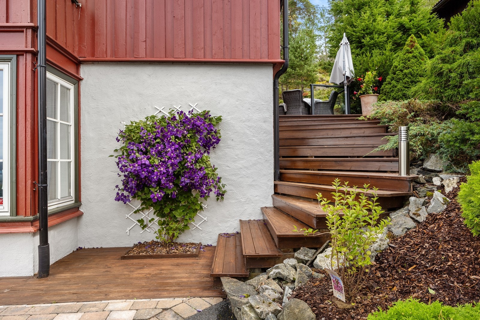 Utvendig trapp av treverk følger terrenget og gir enkel tilgang til uteområde. Galleribilde
