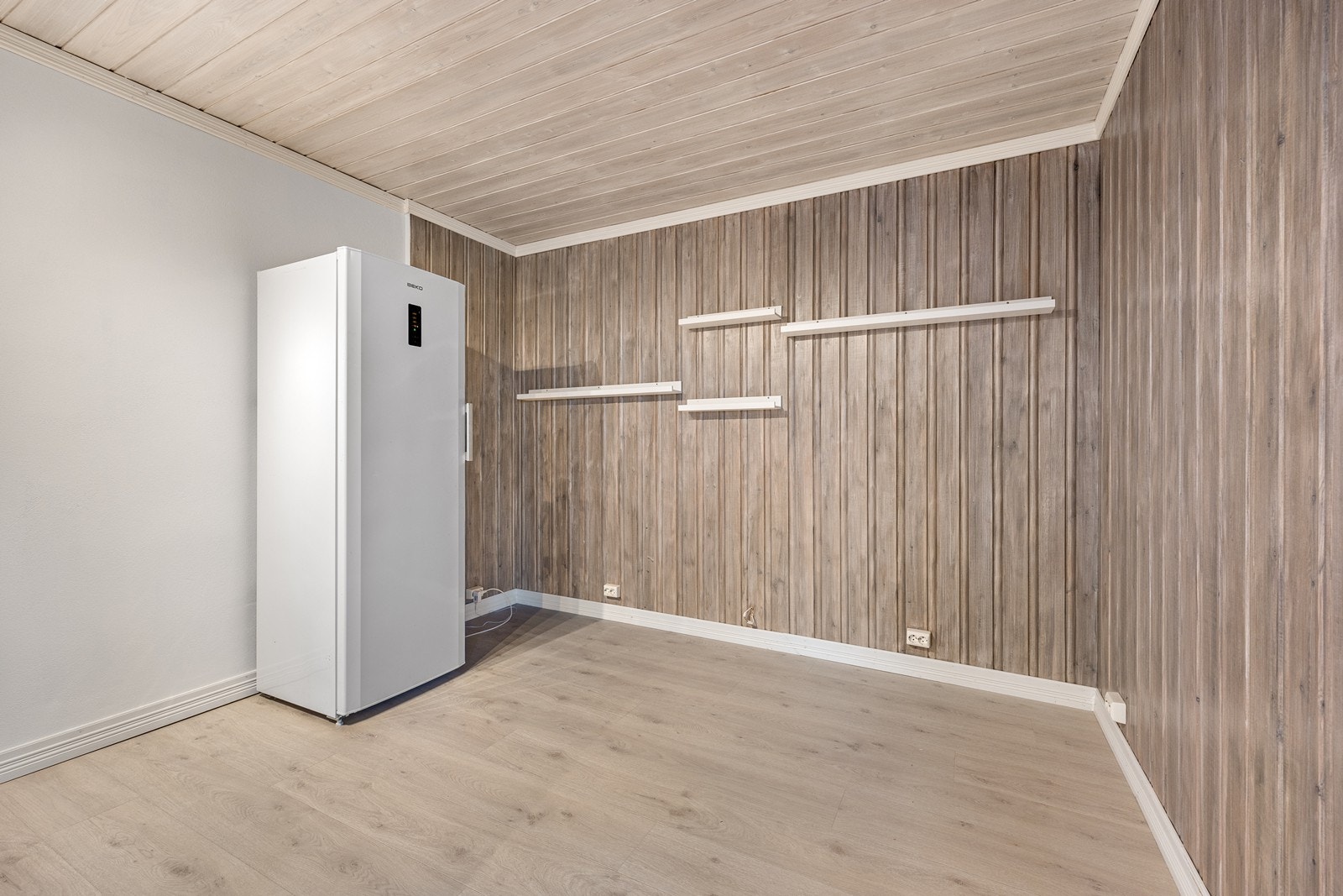 Laminatgulv og panelvegger gir et praktisk og stilrent rom. Galleribilde