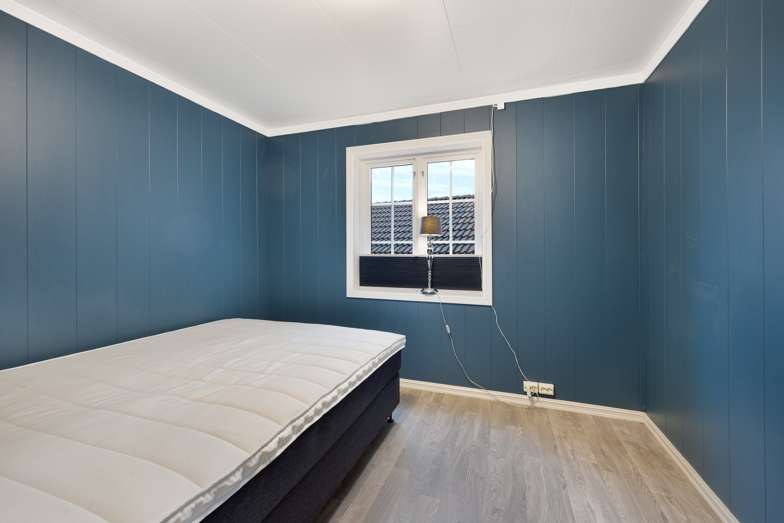 Plass til dobbeltseng og garderobe i rommet. Galleribilde