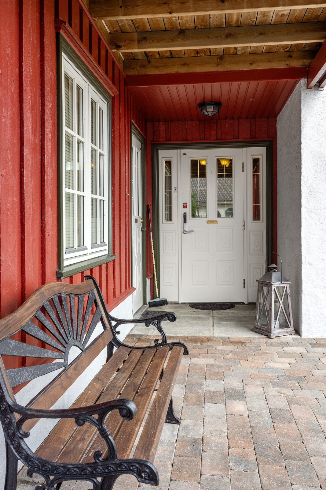 Malt hovedytterdør med glassfelt gir et innbydende inngangsparti. Galleribilde