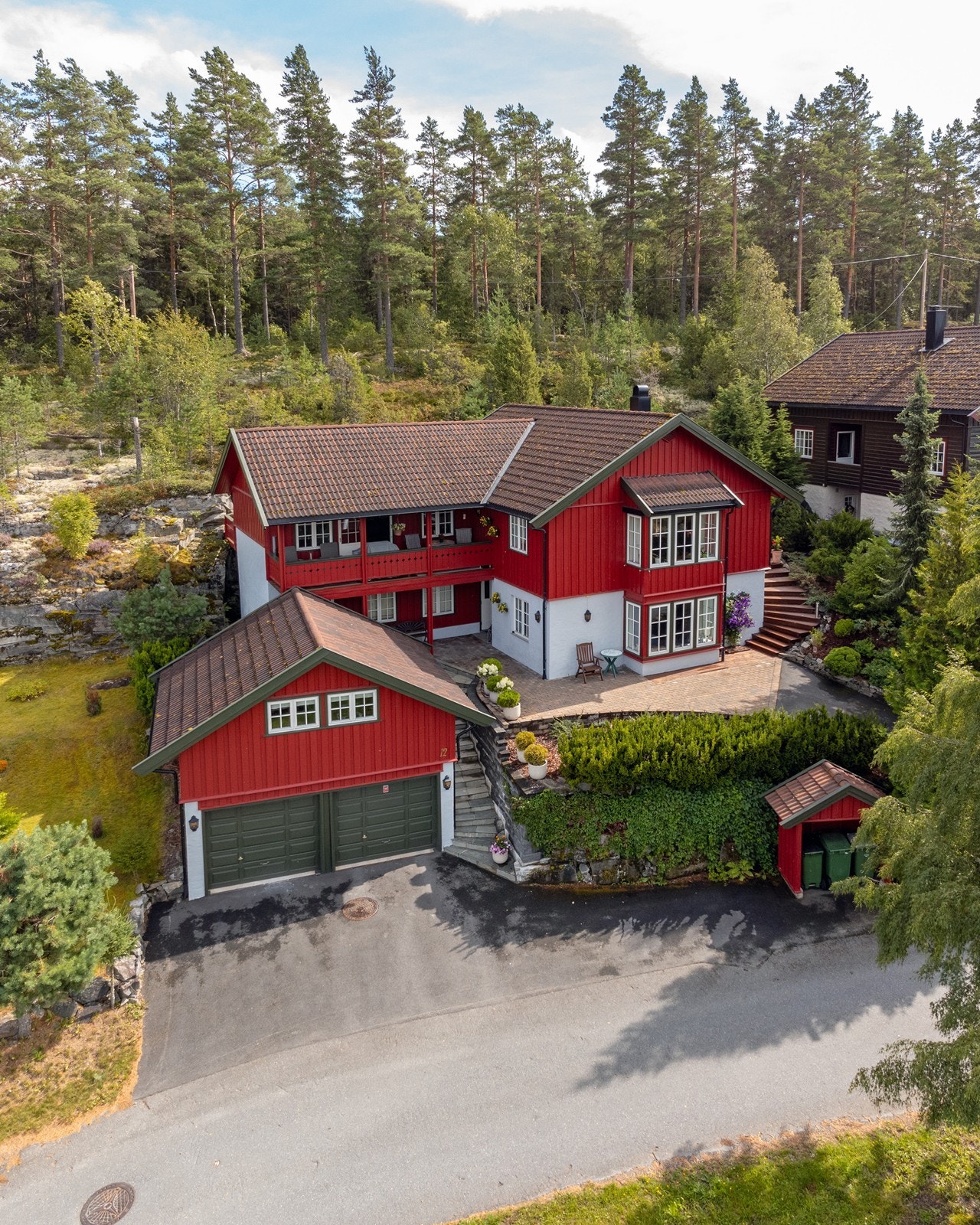 Boligen har rikelig med parkeringsmuligheter. Både i dobbelgarasje og foran garasjen. Galleribilde