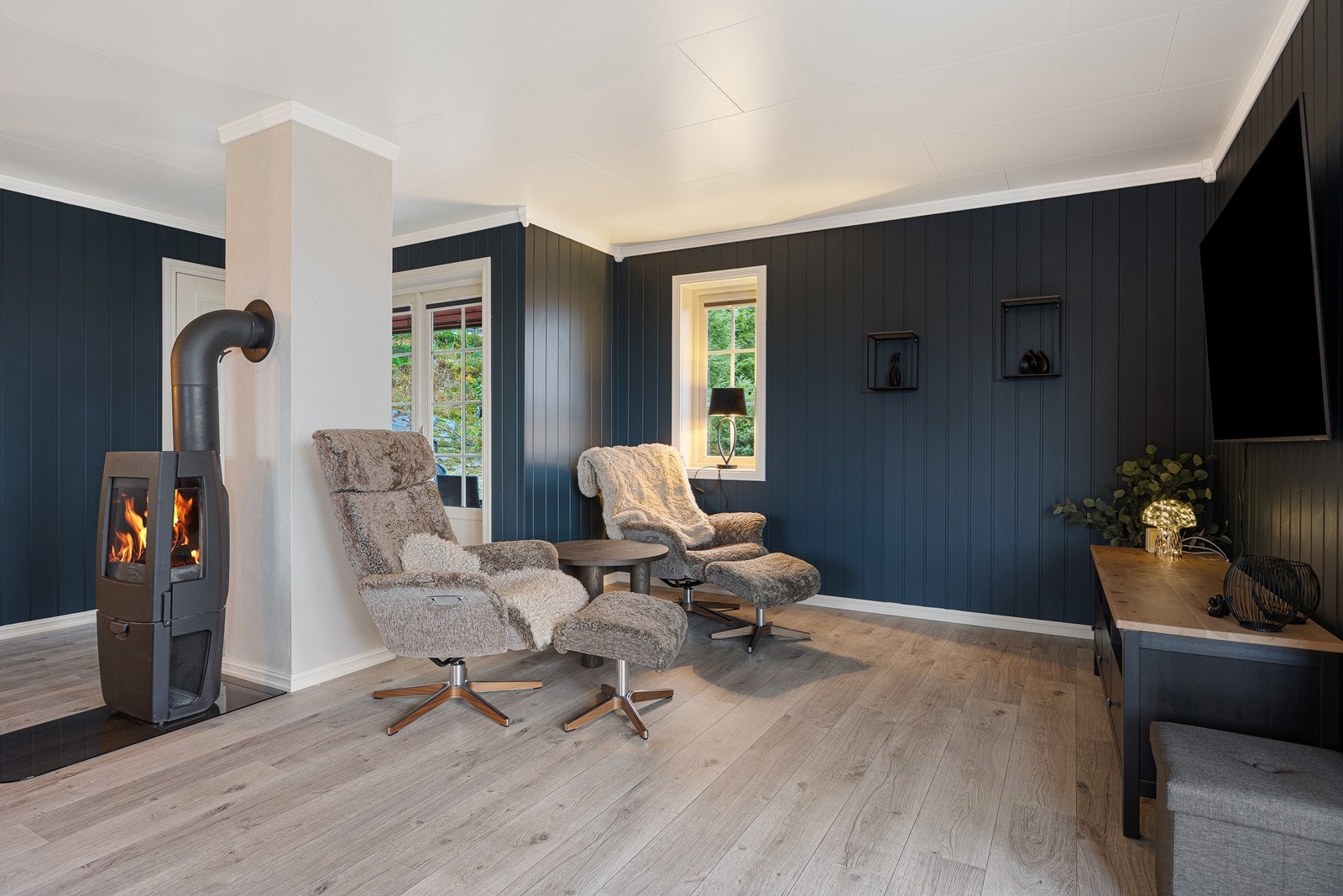 Laminatgulv gir slitesterke overflater i oppholdsrommet. Galleribilde