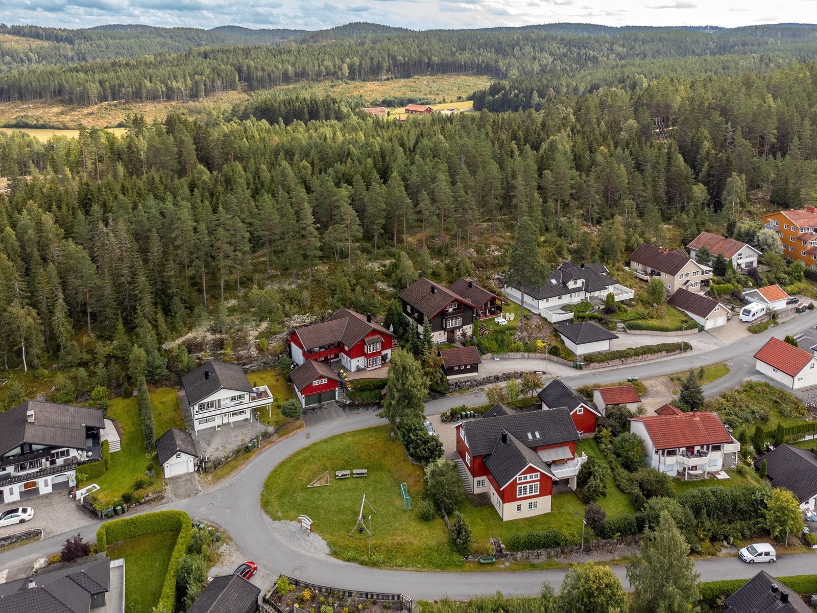 Området byr på naturskjønne omgivelser med nærhet til skog og grønne lunger. Galleribilde