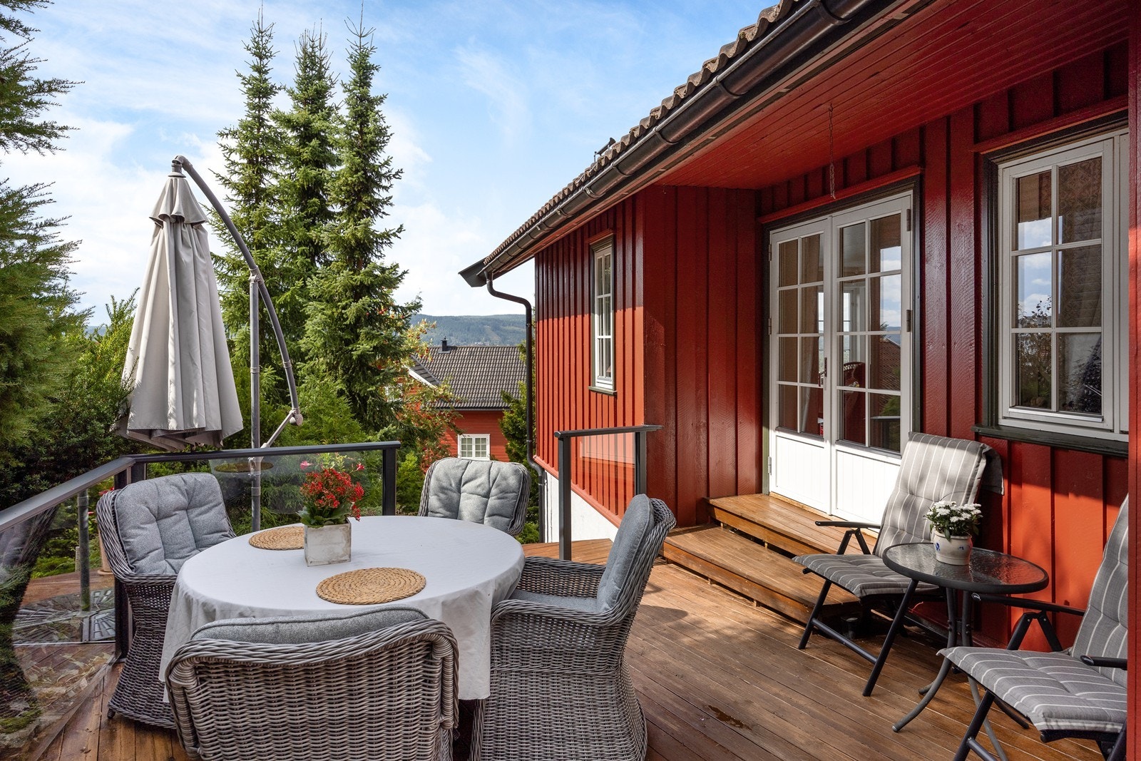 Terrassen er utført med impregnerte trevirke og gir rom for avslapning. Galleribilde