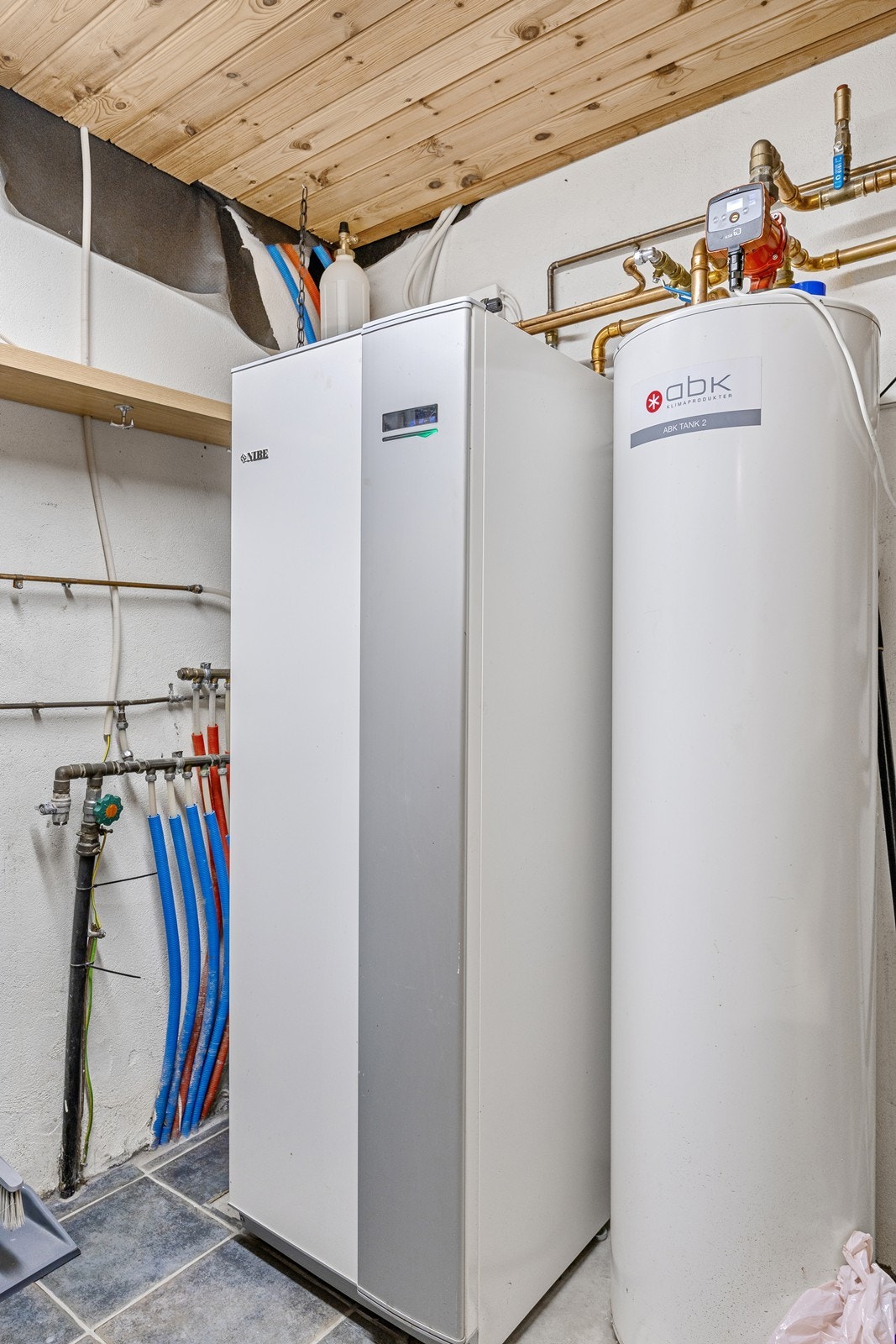 Varmepumpe og bergvarmesystem sikrer energieffektiv oppvarming av boligen. Varmtvannstank med integrert vannbåren varme har et volum på 170 liter. Galleribilde