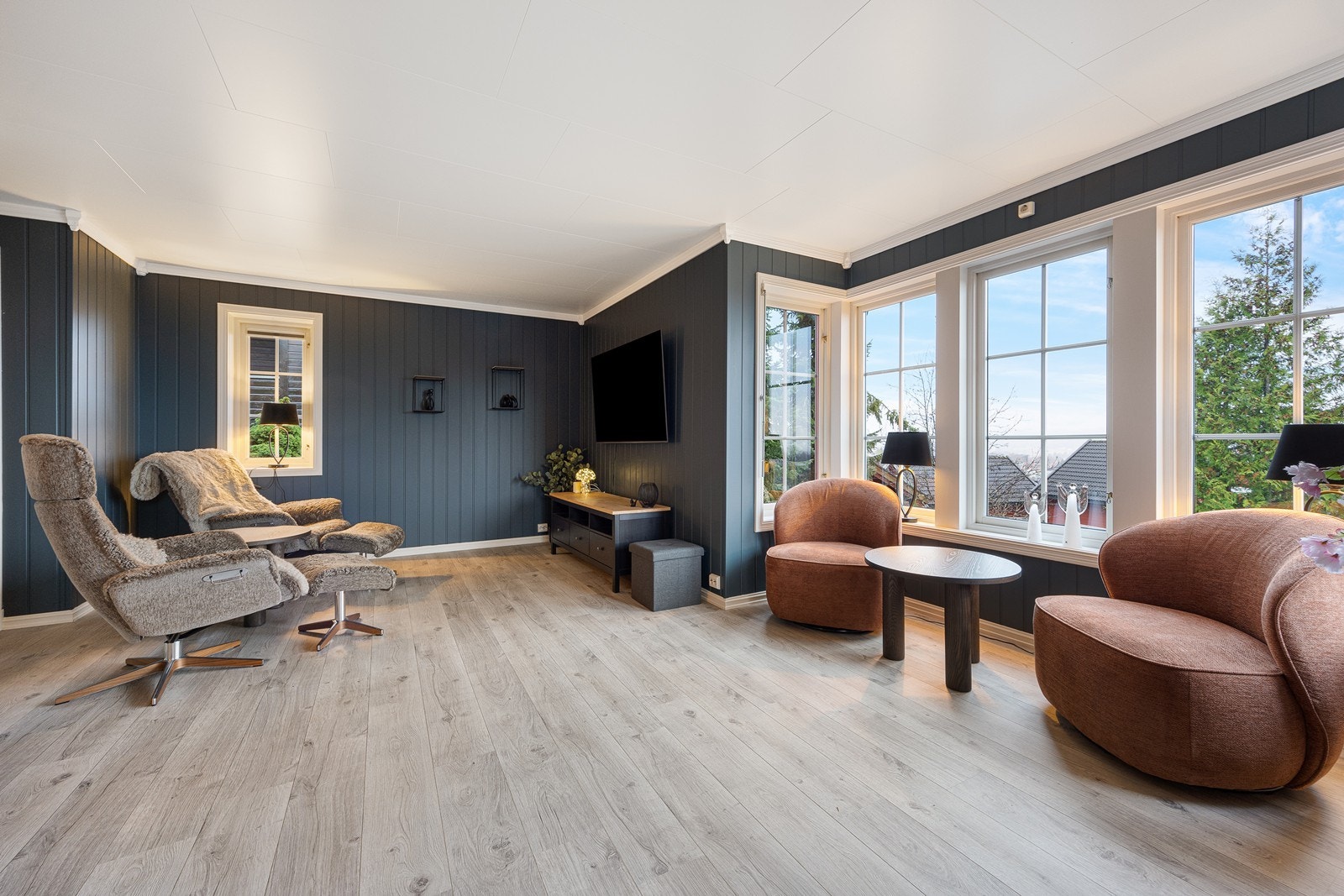 Stuen har store vinduer som gir naturlig lysinnslipp. Galleribilde