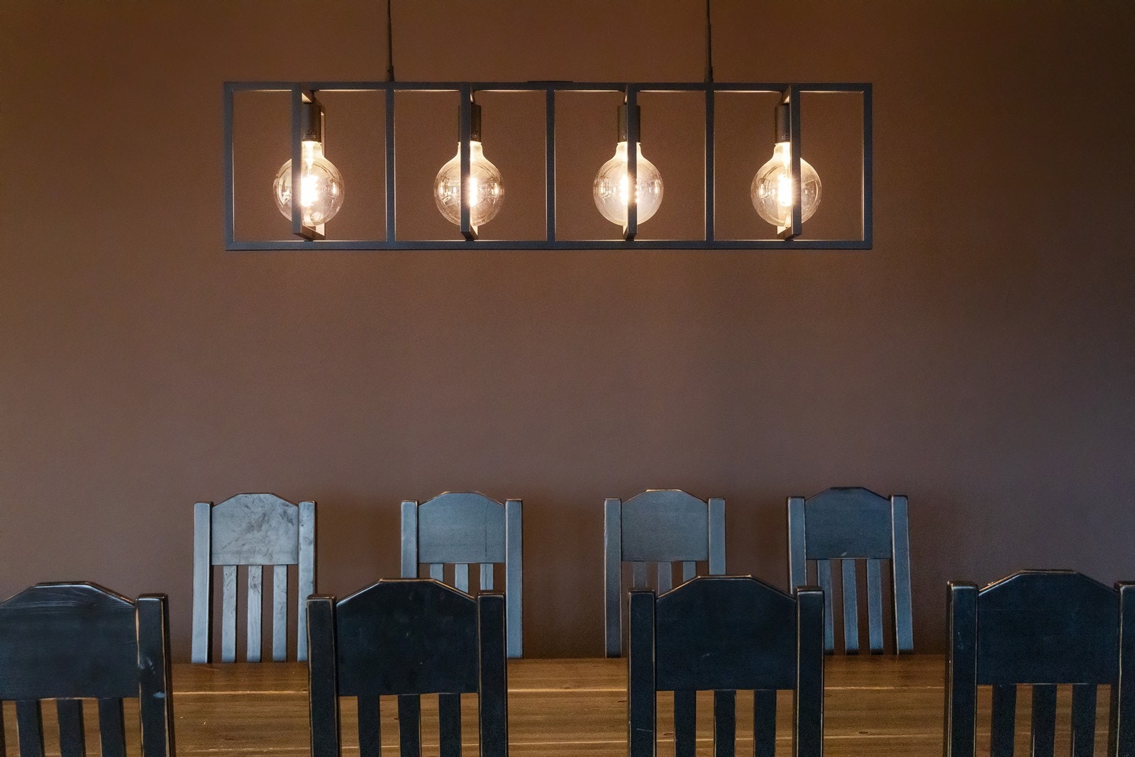 Pendellampe over spisebordet gir god belysning. Galleribilde