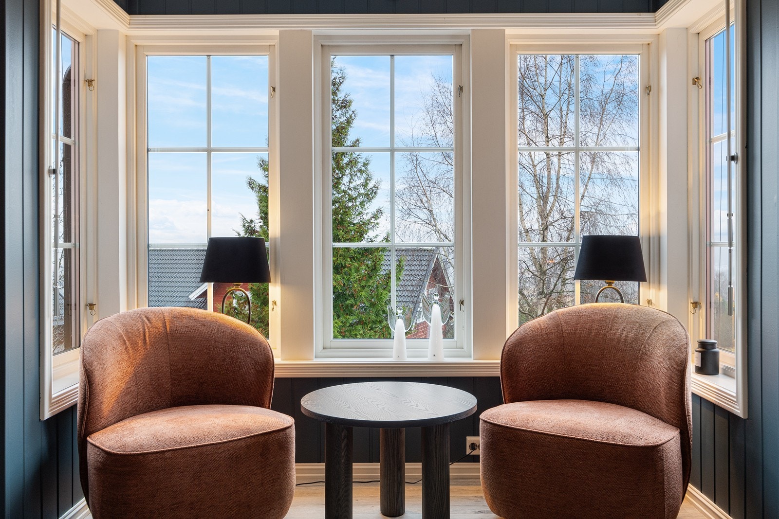 Store vinduer gir godt lysinnslipp og utsikt. Galleribilde