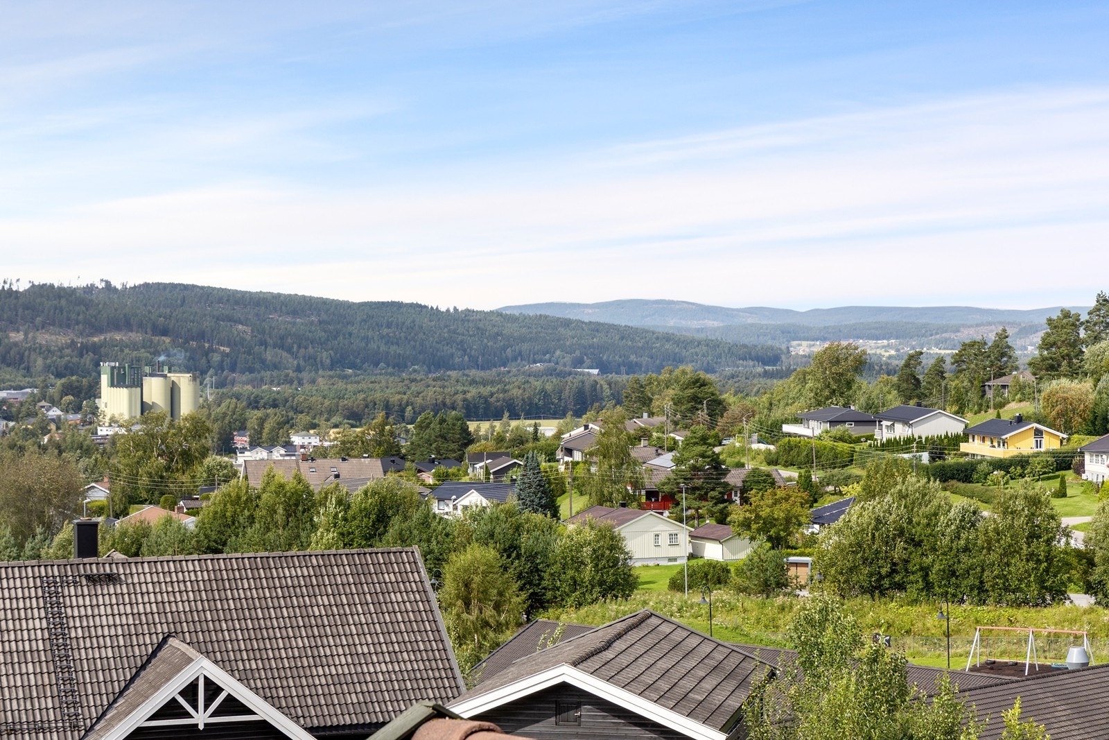 Panoramautsikt over området gir godt lysinnslipp og et luftig inntrykk. Galleribilde