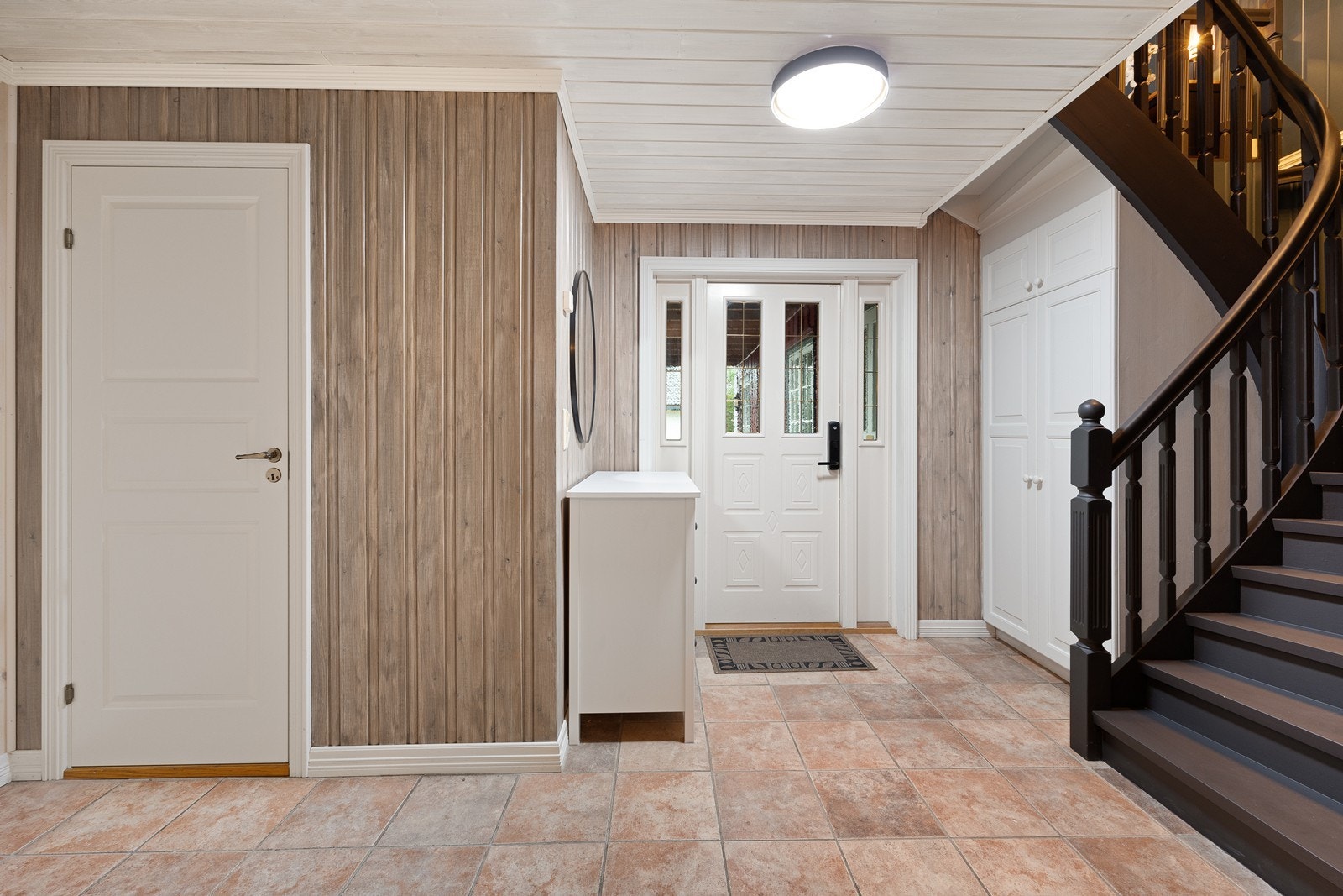 Flislagt gulvi entreen nede gir enkelt renhold. Ytterdøren er utstyrt med kodelås. Galleribilde